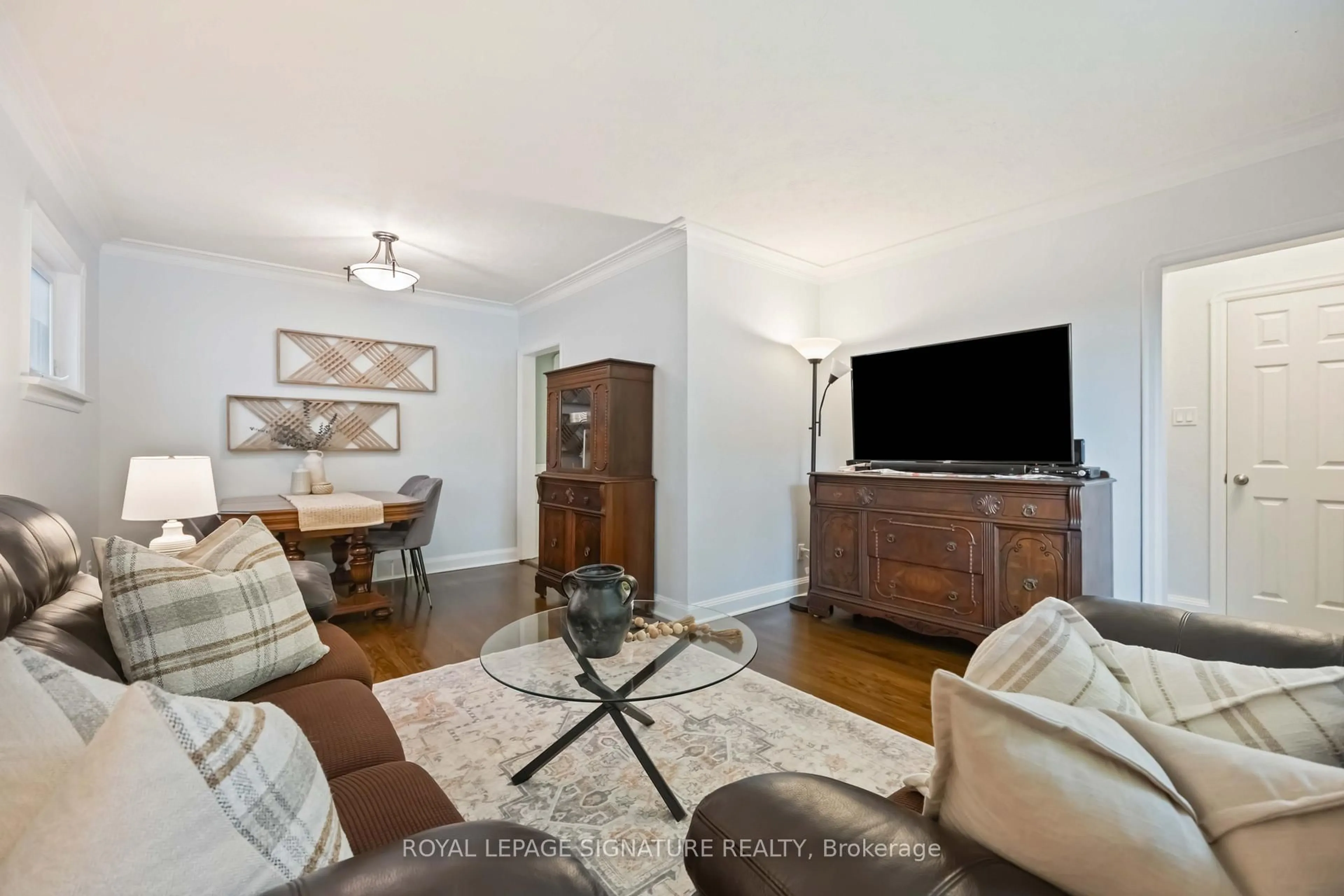Living room with furniture, wood/laminate floor for 101 Sharpe St, Toronto Ontario M1N 3T9
