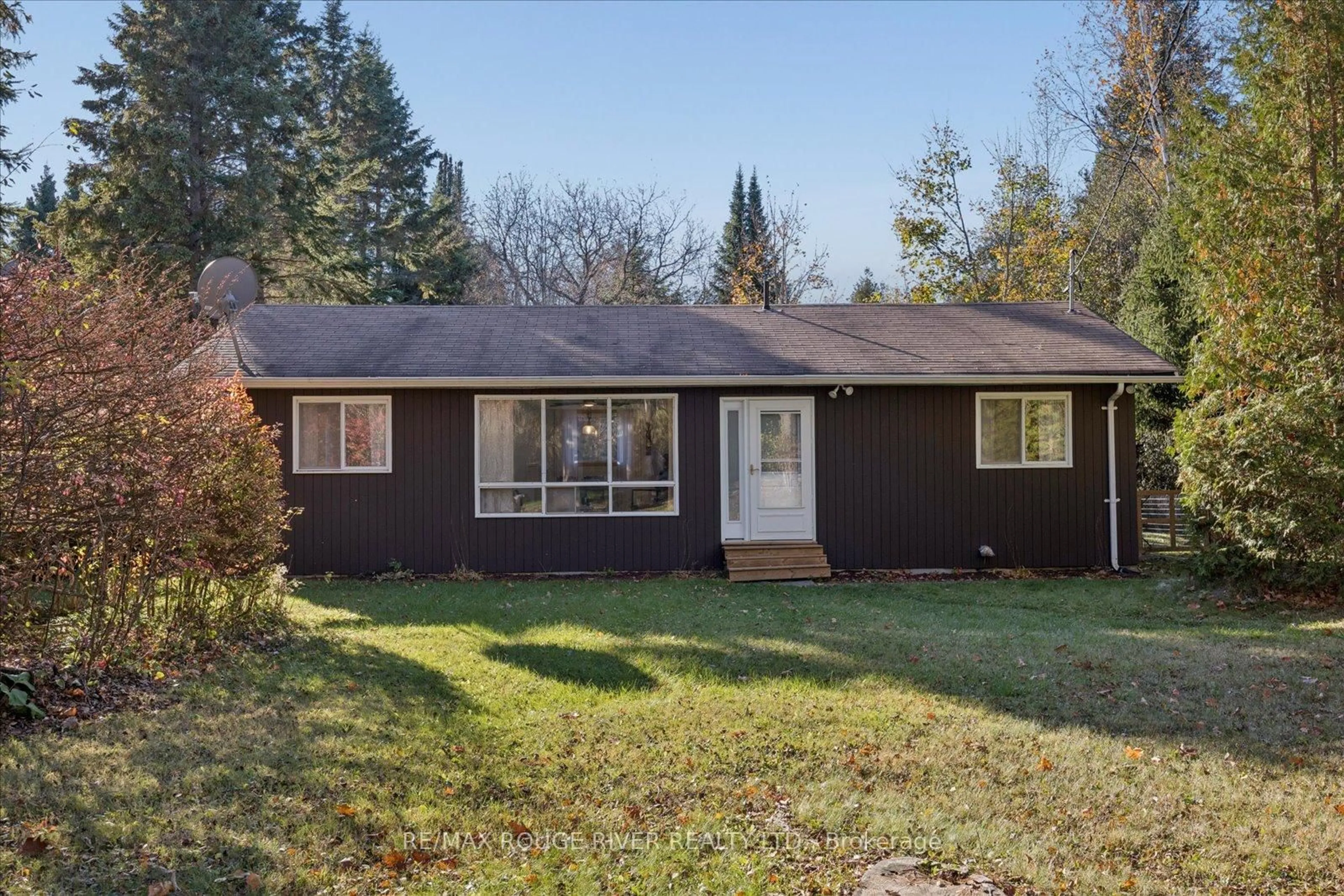 Home with vinyl exterior material, street for 16 Blumenweg Cres, Scugog Ontario L0B 1B0