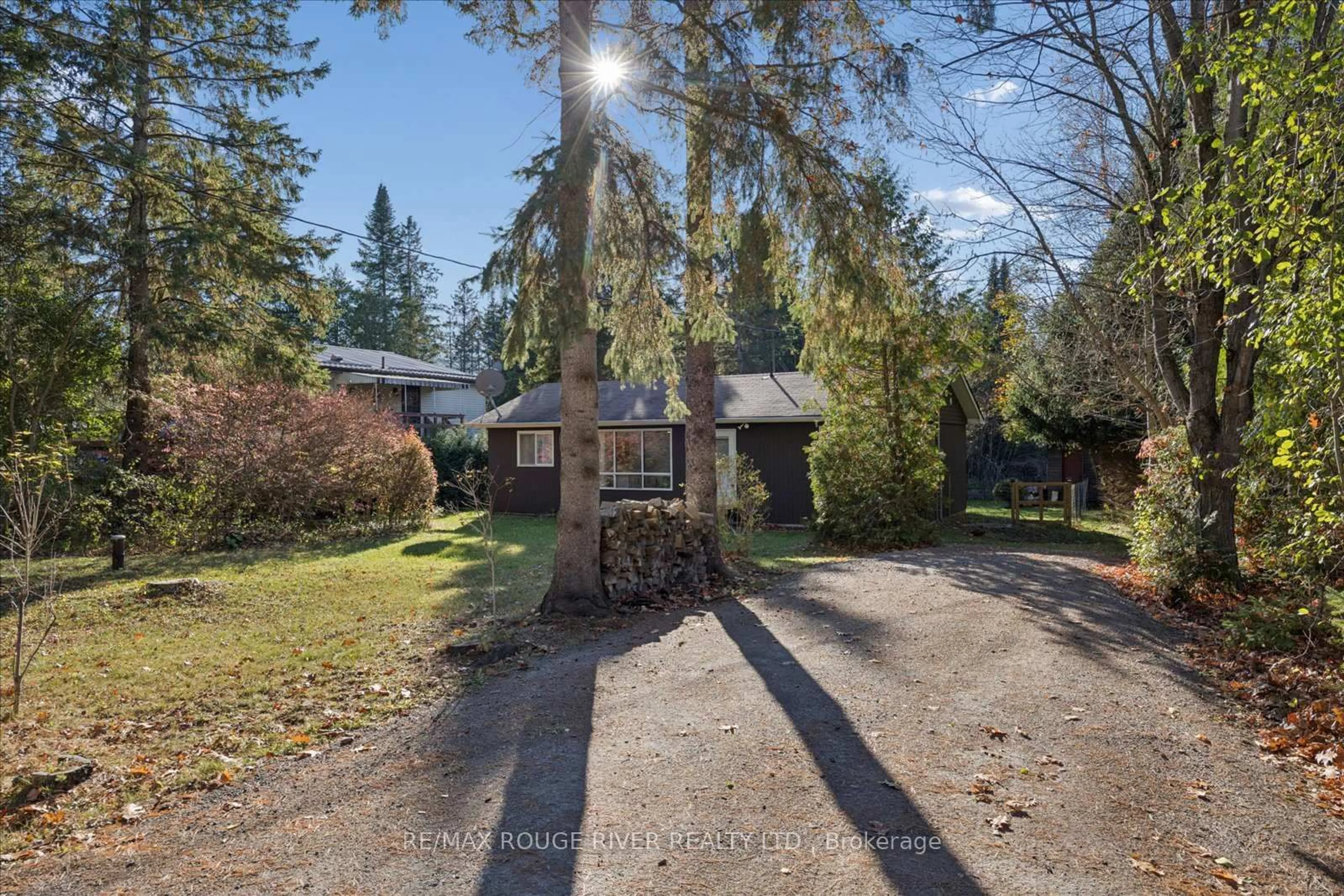 A pic from outside/outdoor area/front of a property/back of a property/a pic from drone, unknown for 16 Blumenweg Cres, Scugog Ontario L0B 1B0