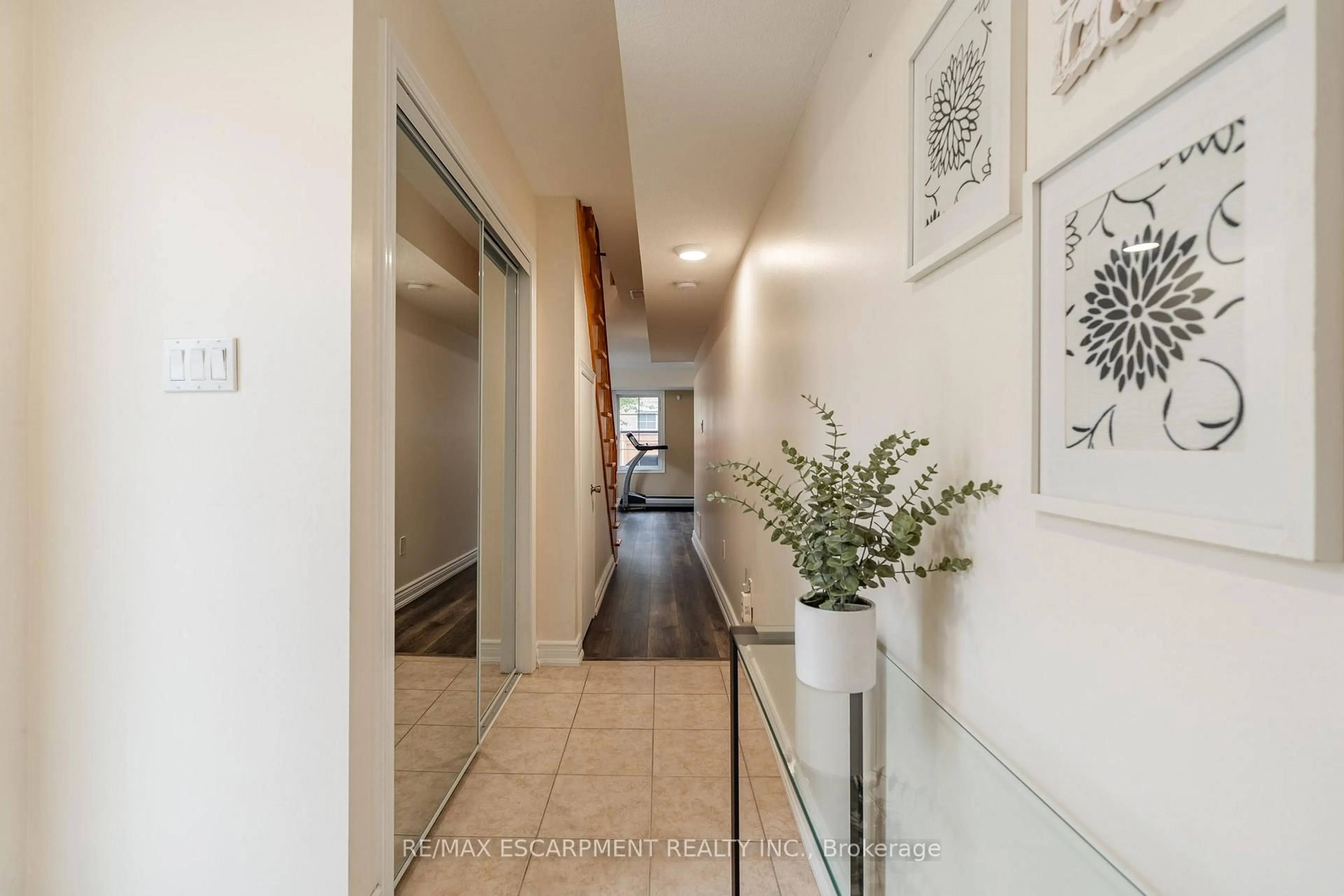 Indoor foyer for 38 Archibald Mews, Toronto Ontario M1P 0A4
