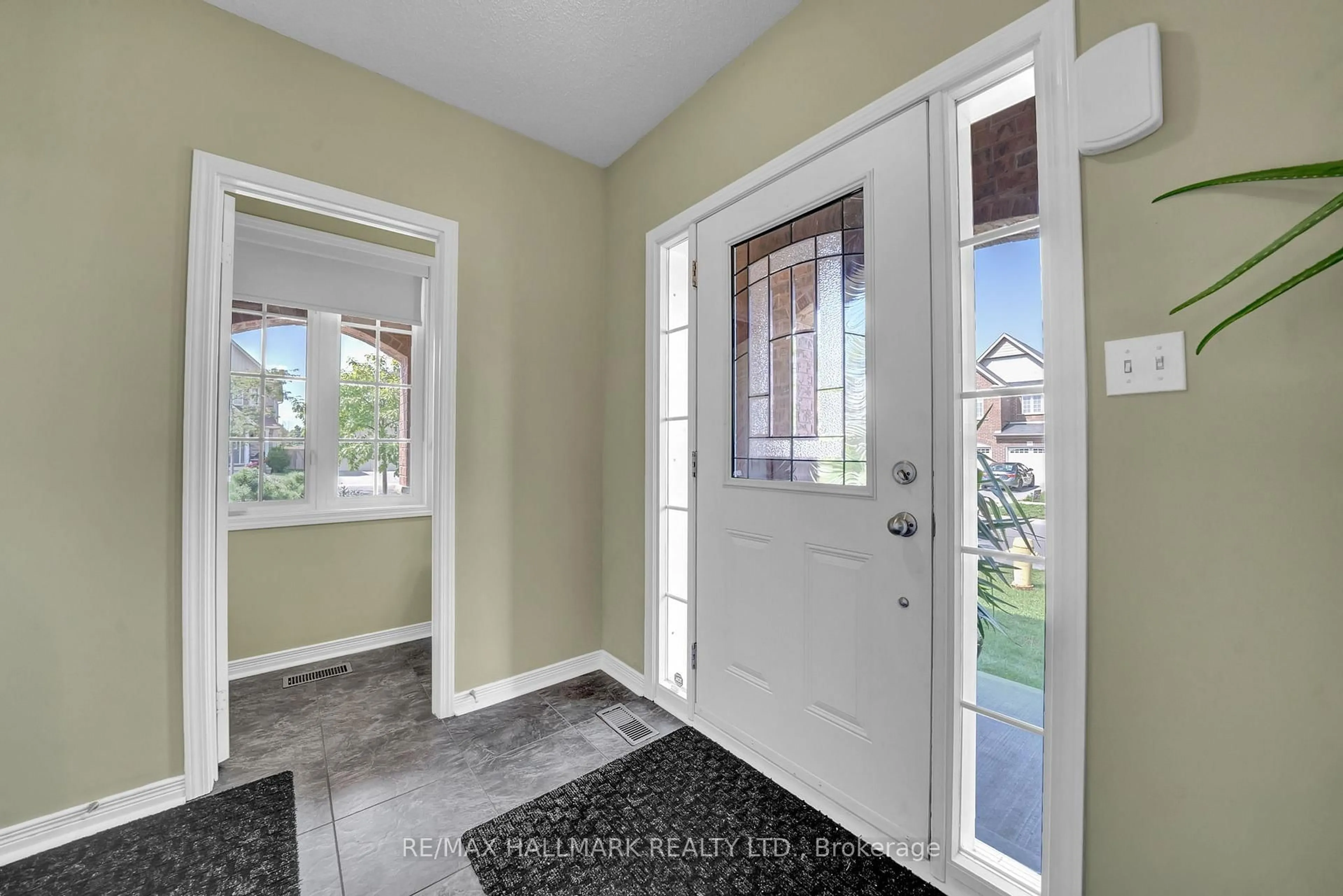 Indoor entryway for 35 Westover Dr, Clarington Ontario L1C 0M7