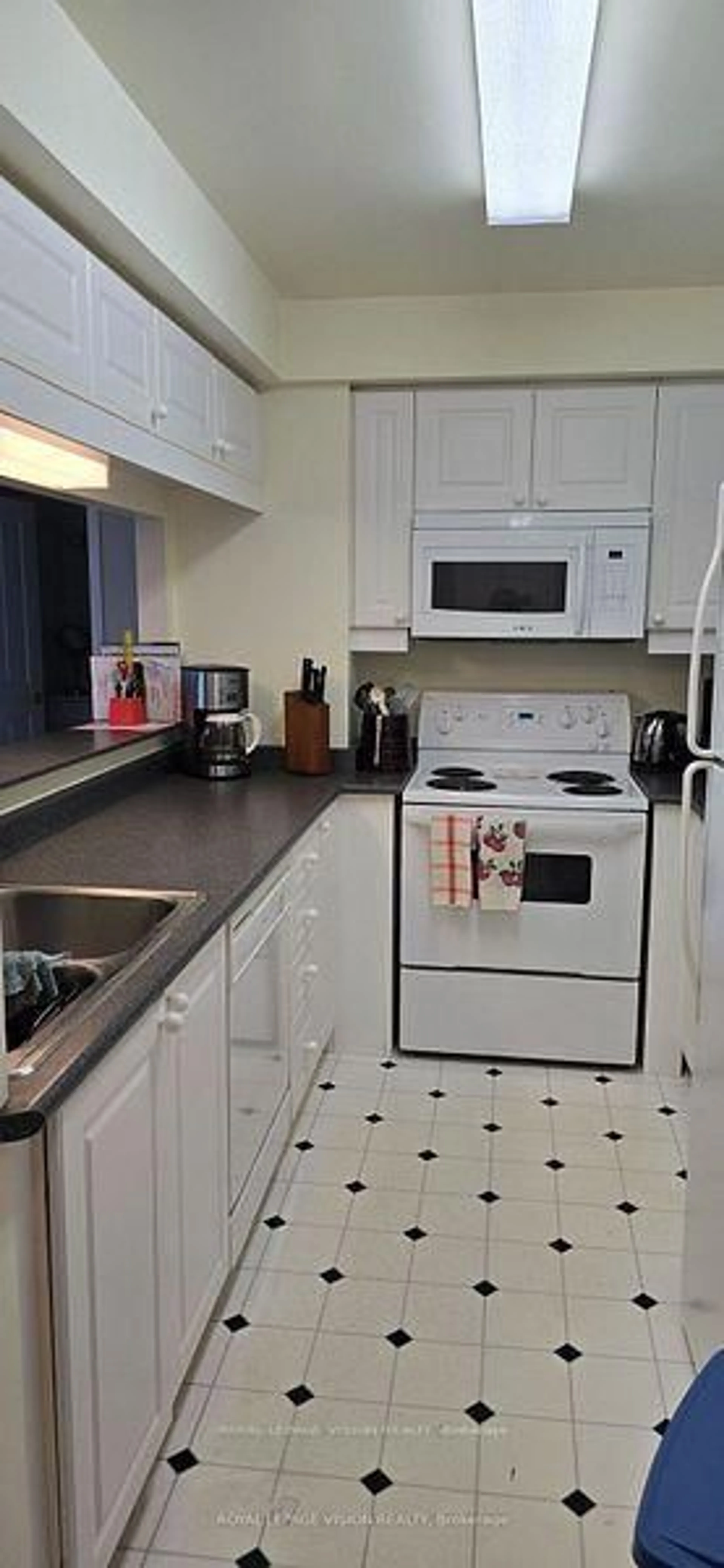 Standard kitchen, ceramic/tile floor for 452 Scarborough Glf Club Rd #504, Toronto Ontario M1G 1H1
