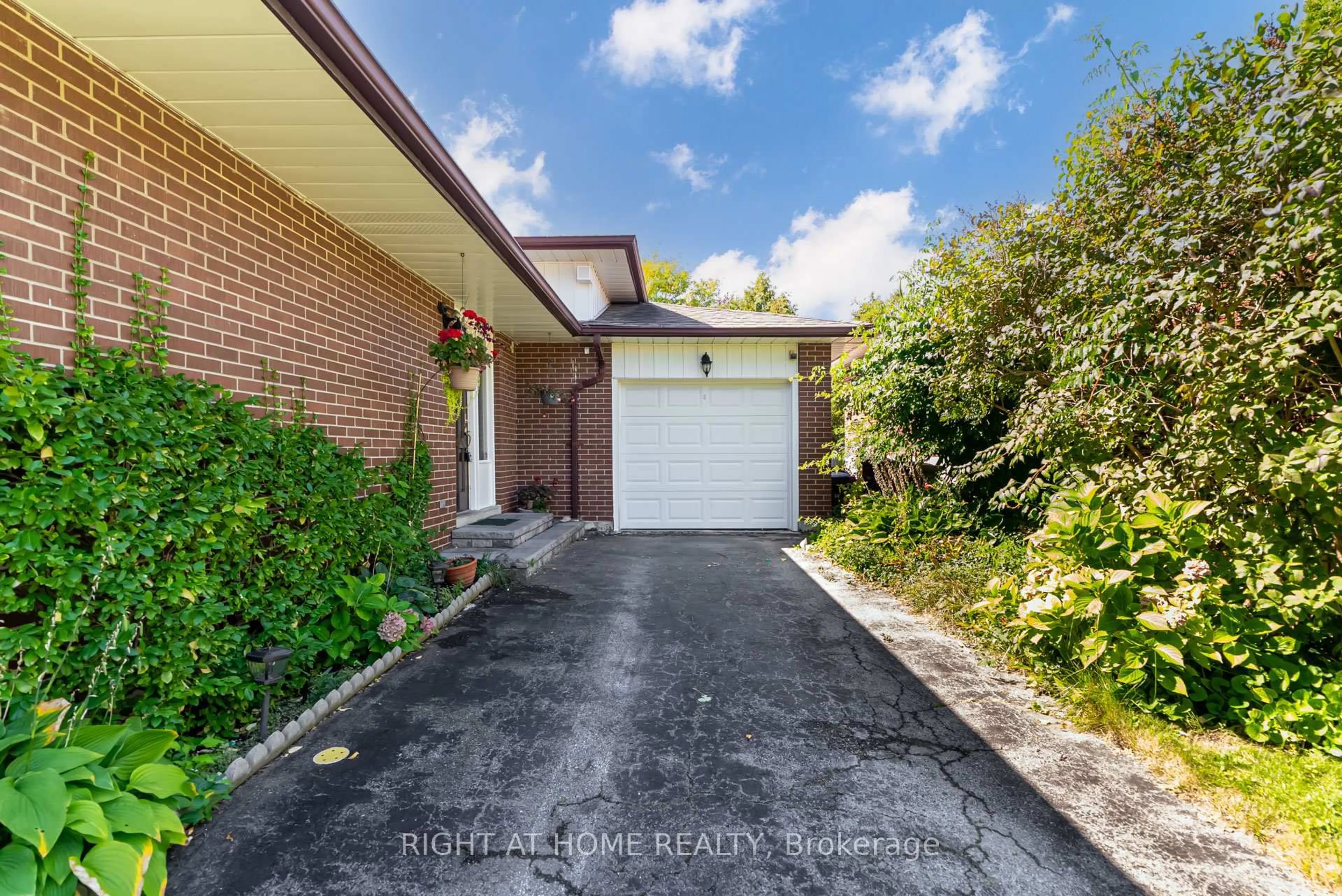 A pic from outside/outdoor area/front of a property/back of a property/a pic from drone, street for 22 Rainier Sq, Toronto Ontario M1T 2Z9