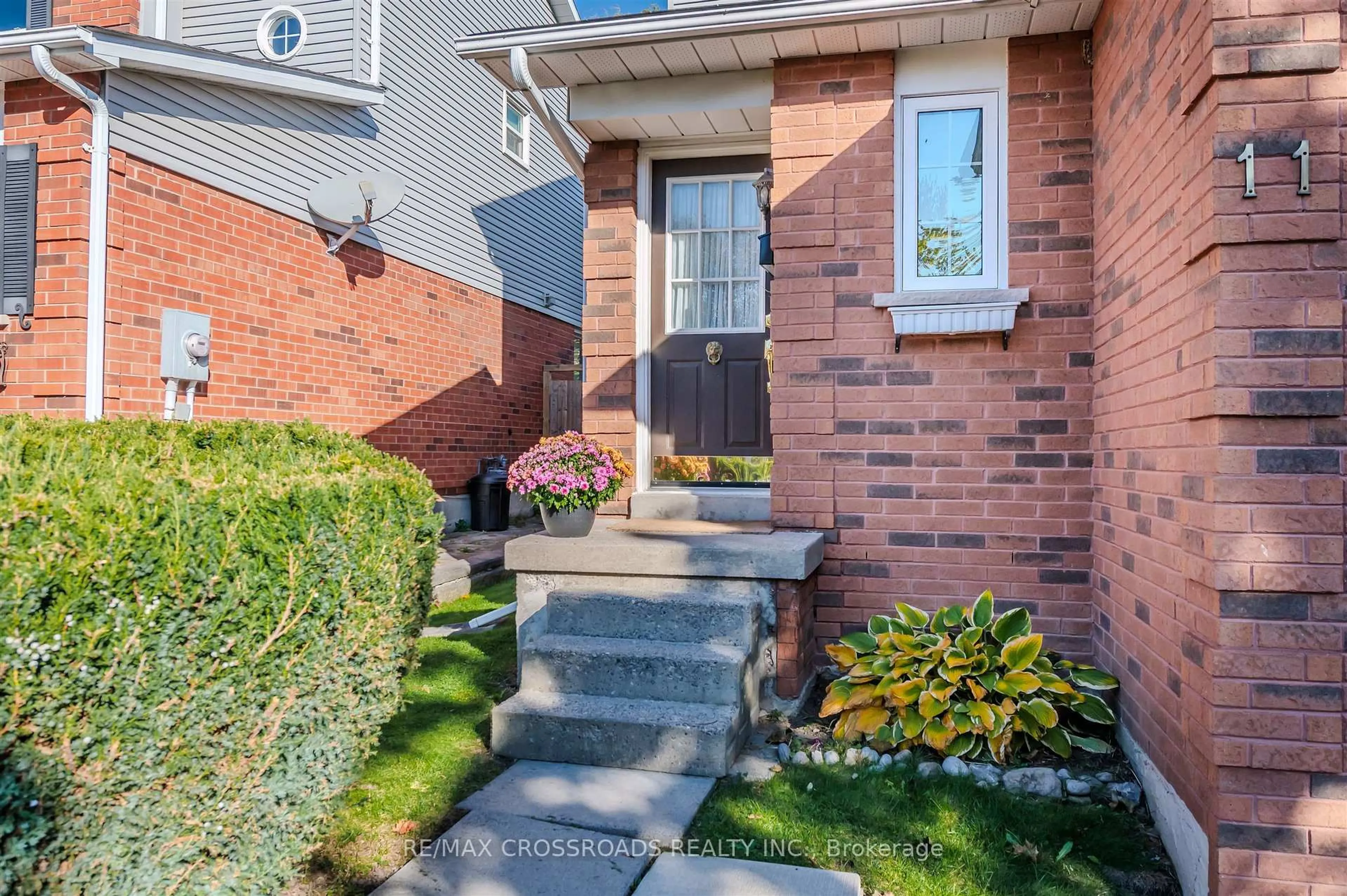 Home with brick exterior material, street for 11 Moulton Crt, Clarington Ontario L1E 2W4