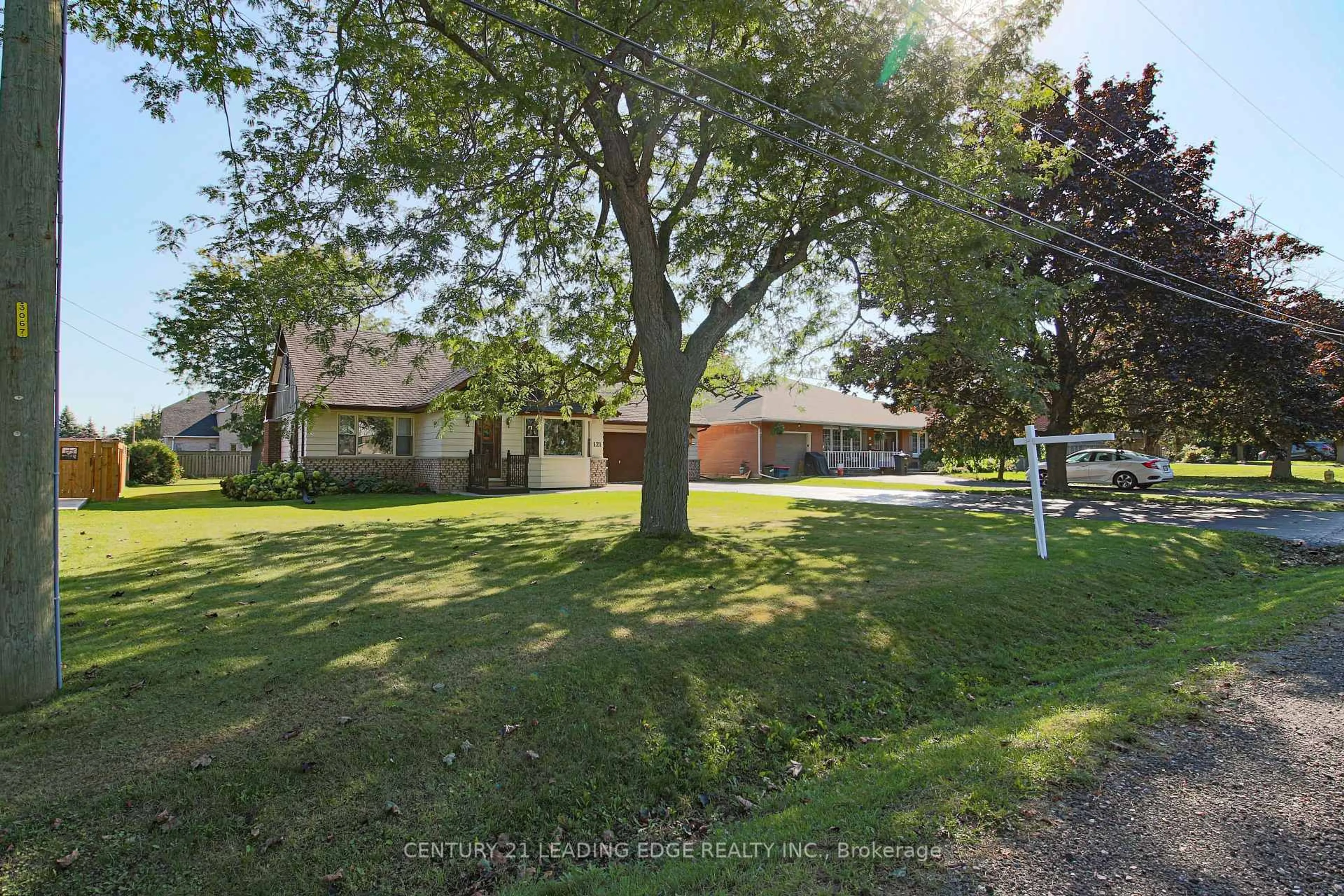 A pic from outside/outdoor area/front of a property/back of a property/a pic from drone, street for 121 Northview Ave, Whitby Ontario L1N 2G8