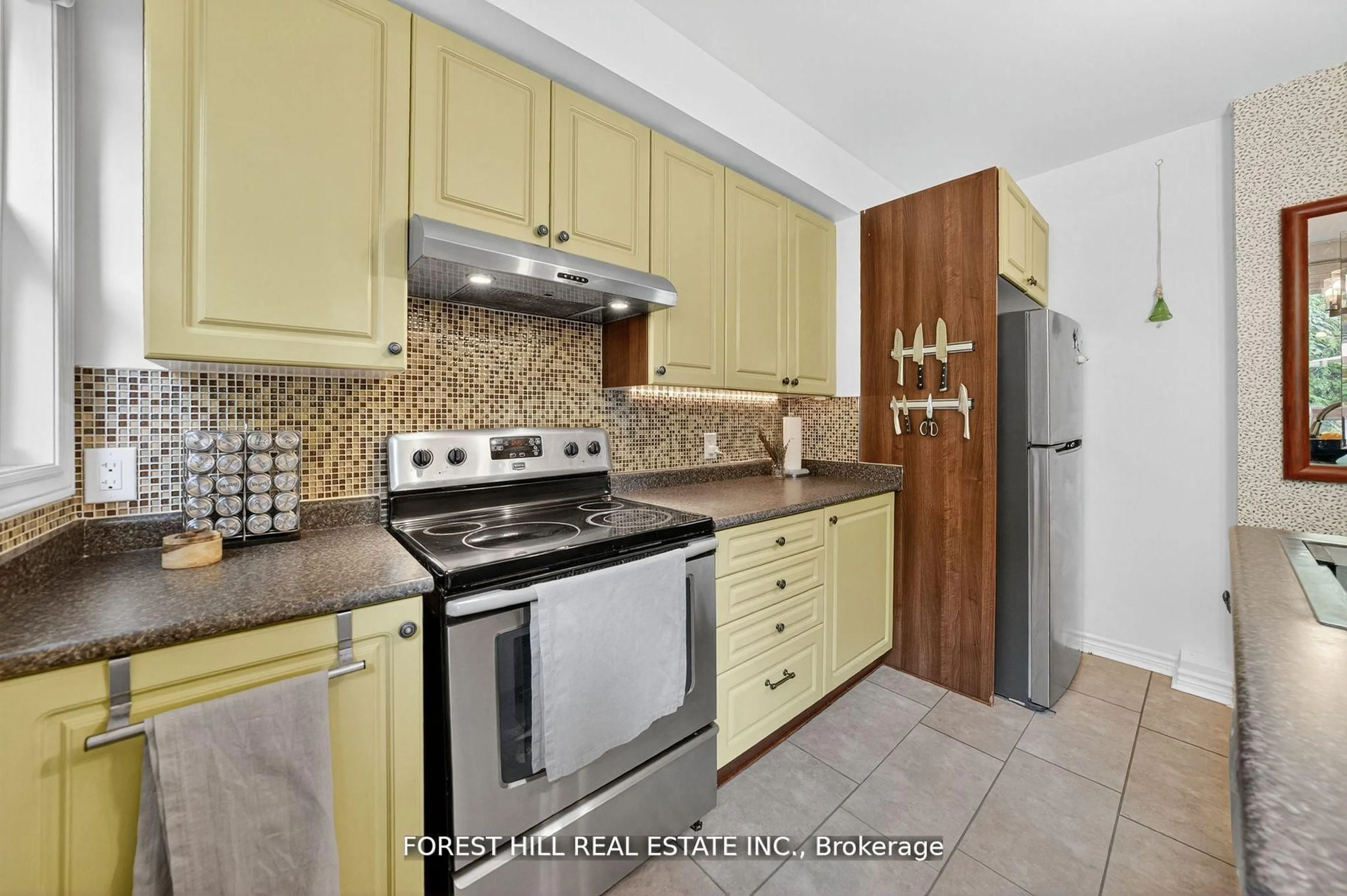 Standard kitchen, ceramic/tile floor for 38 Scotia Ave, Toronto Ontario M1L 4E6