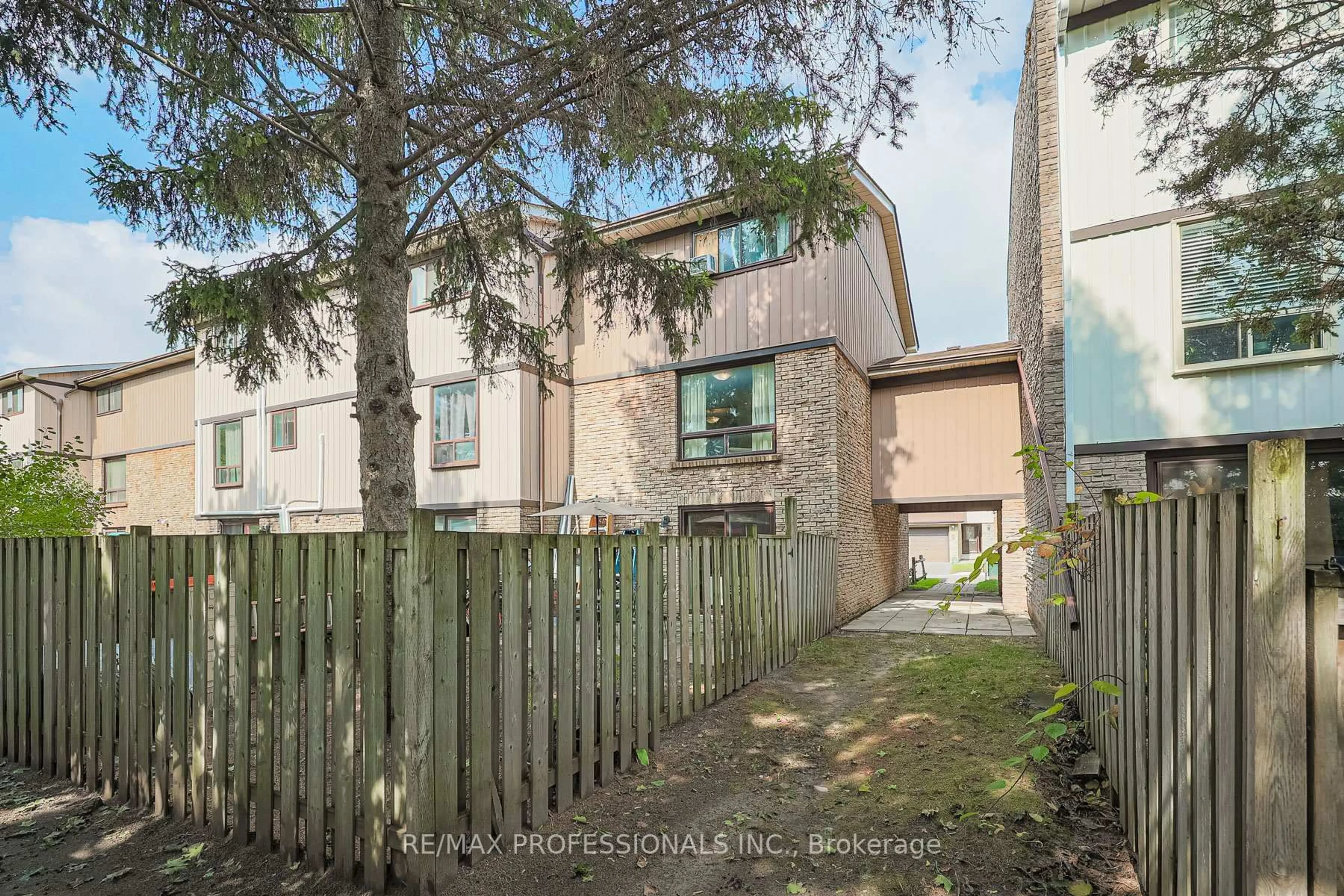 A pic from outside/outdoor area/front of a property/back of a property/a pic from drone, street for 221 Ormond Dr #39, Oshawa Ontario L1G 6T7