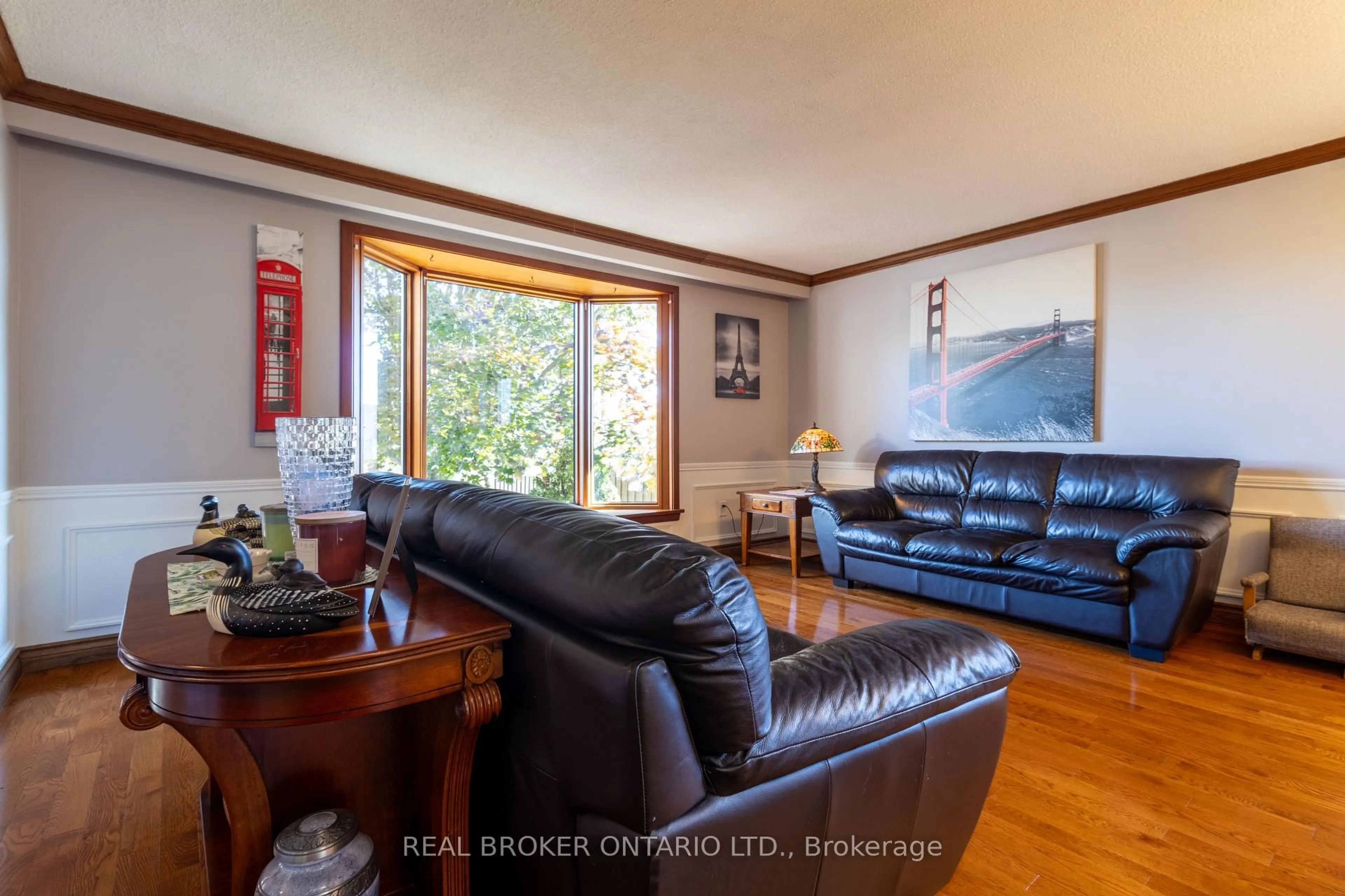 Living room with furniture, wood/laminate floor for 50 Spry Ave, Clarington Ontario L1C 3Y5