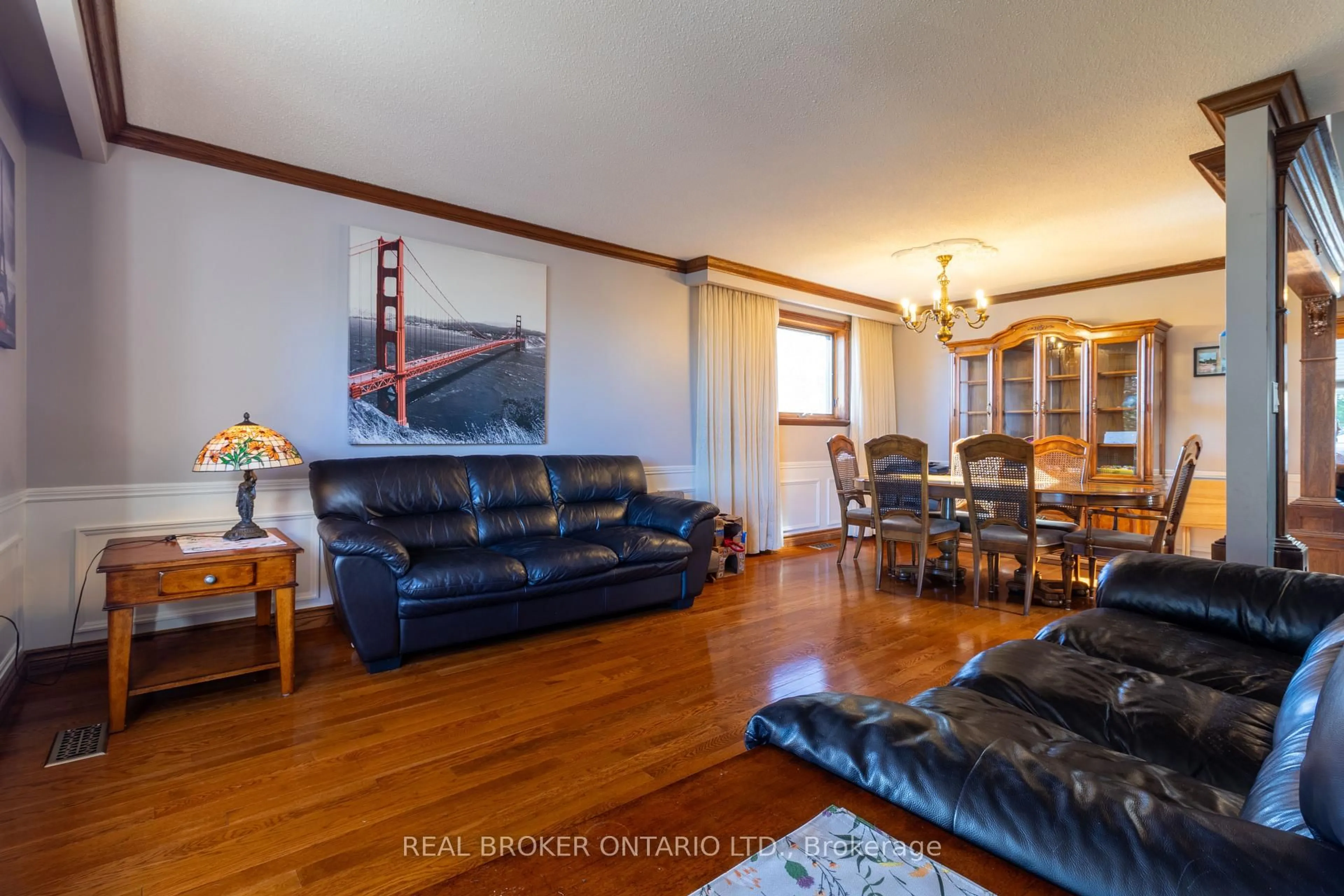 Living room with furniture, wood/laminate floor for 50 Spry Ave, Clarington Ontario L1C 3Y5