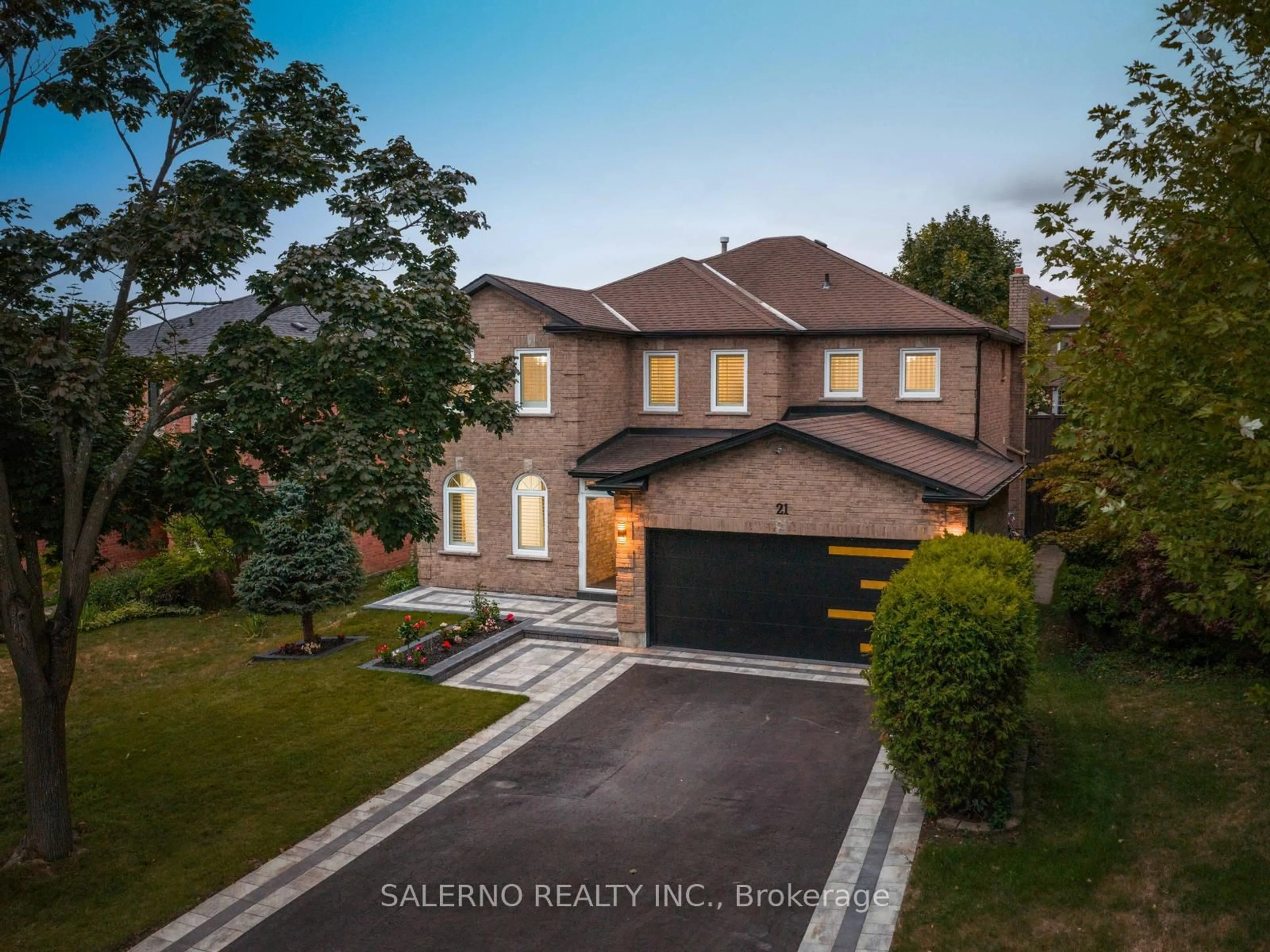 A pic from outside/outdoor area/front of a property/back of a property/a pic from drone, street for 21 Bentonwood Cres, Whitby Ontario L1R 1L5