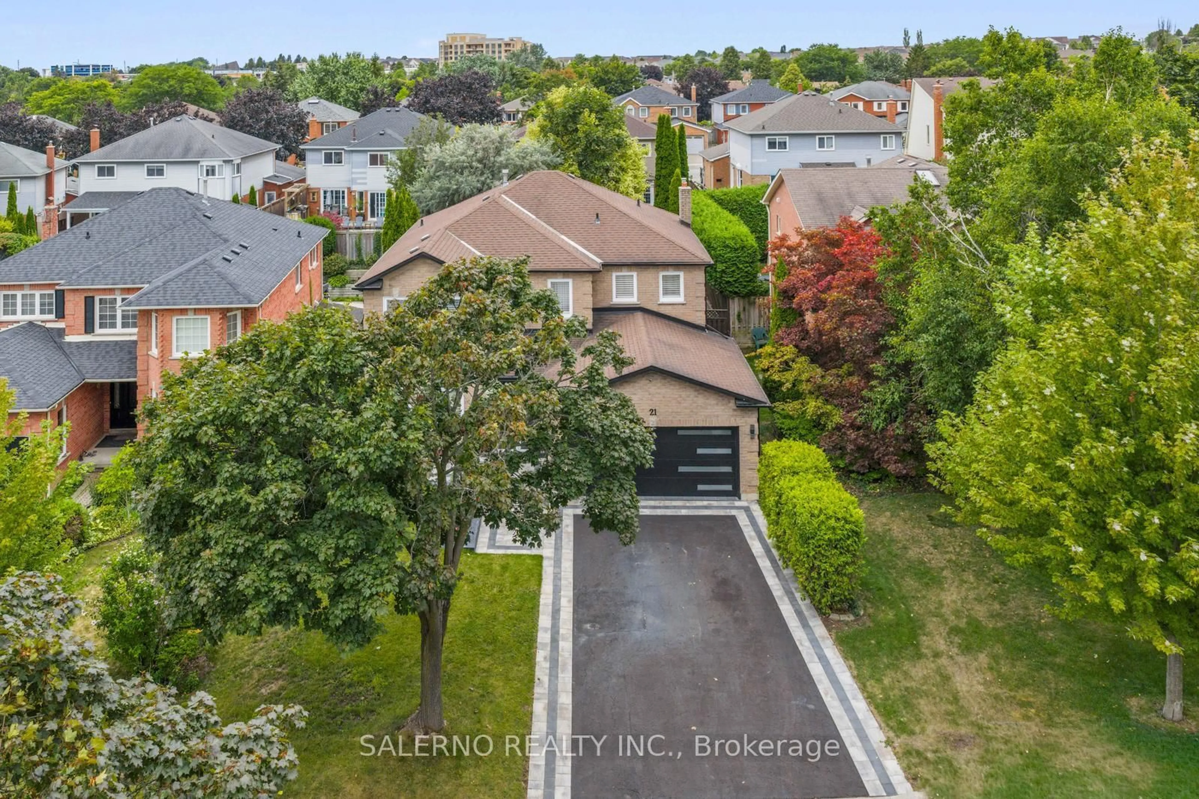 A pic from outside/outdoor area/front of a property/back of a property/a pic from drone, street for 21 Bentonwood Cres, Whitby Ontario L1R 1L5