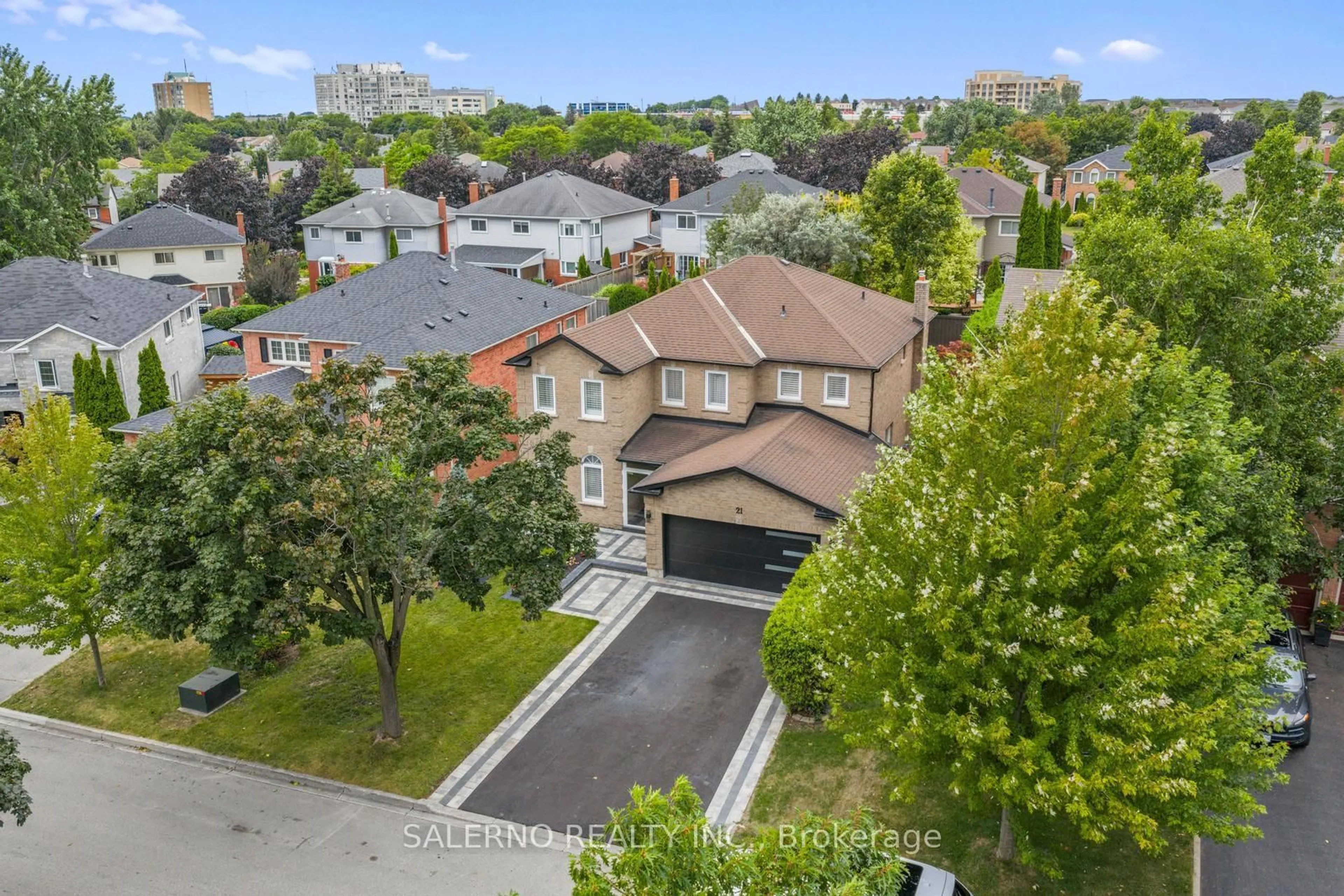 A pic from outside/outdoor area/front of a property/back of a property/a pic from drone, street for 21 Bentonwood Cres, Whitby Ontario L1R 1L5
