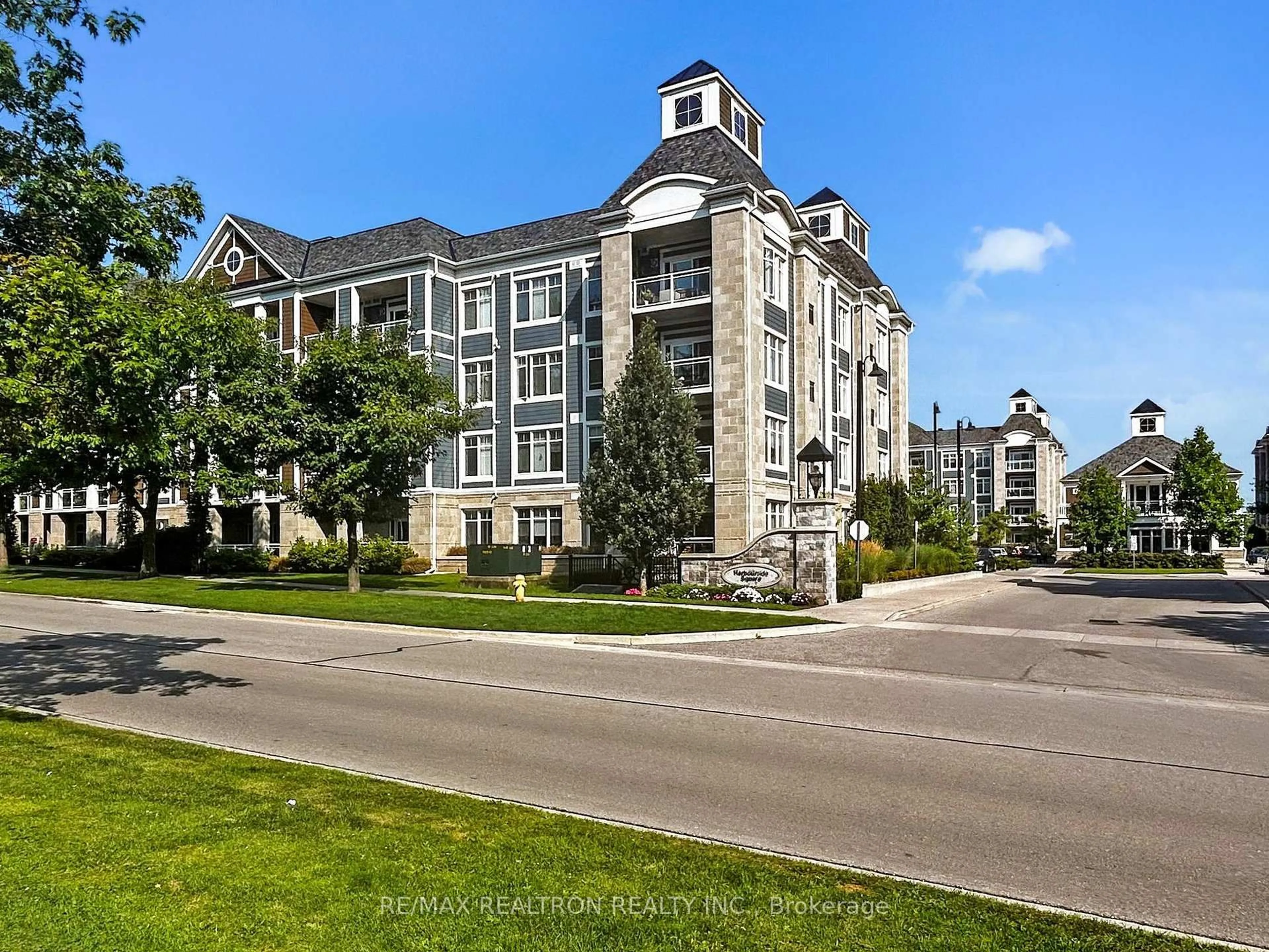 A pic from outside/outdoor area/front of a property/back of a property/a pic from drone, building for 650 Gordon St #112, Whitby Ontario L1N 0C1