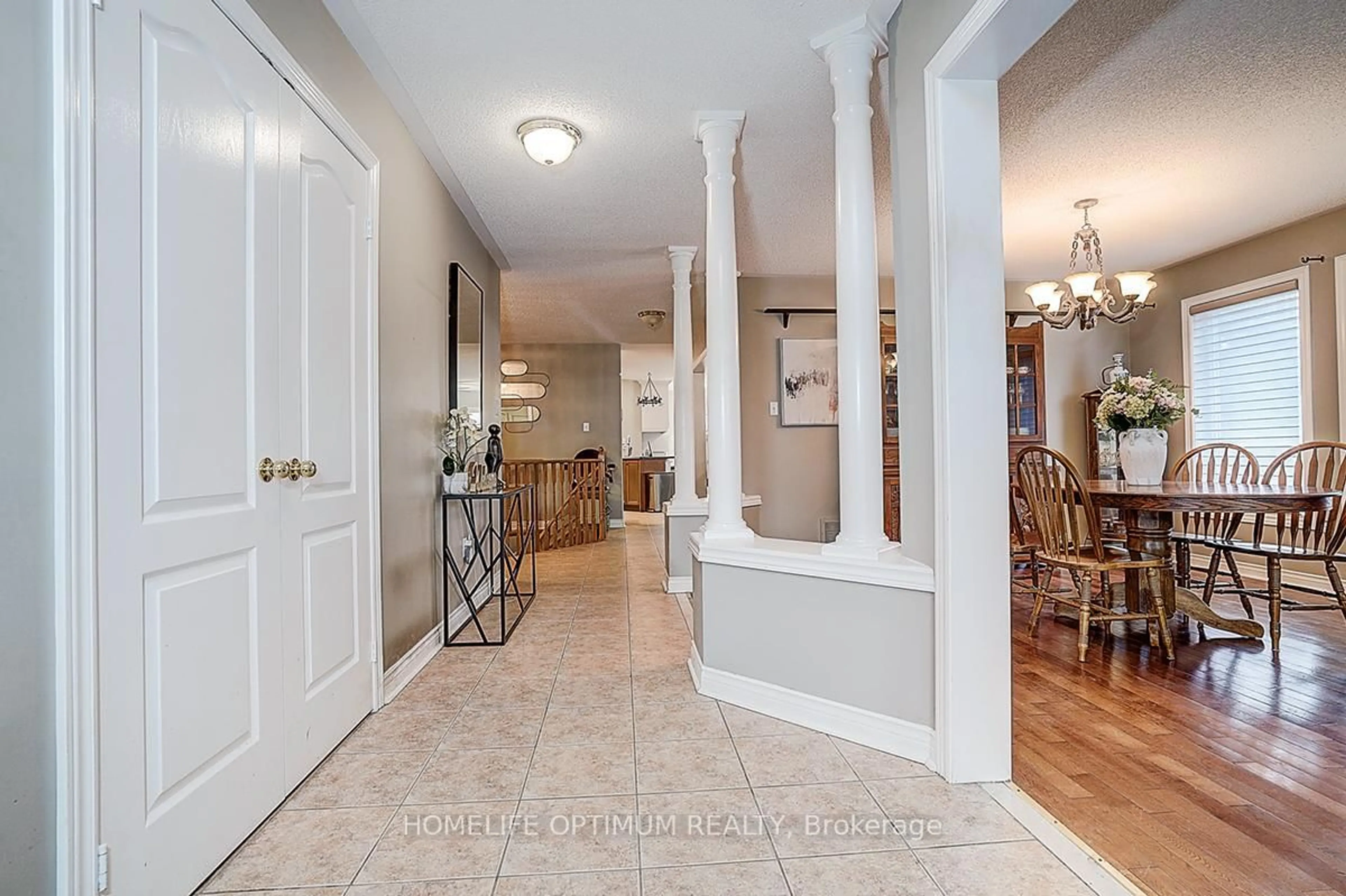 Indoor entryway for 8 Lone Crt, Ajax Ontario L1T 4J9