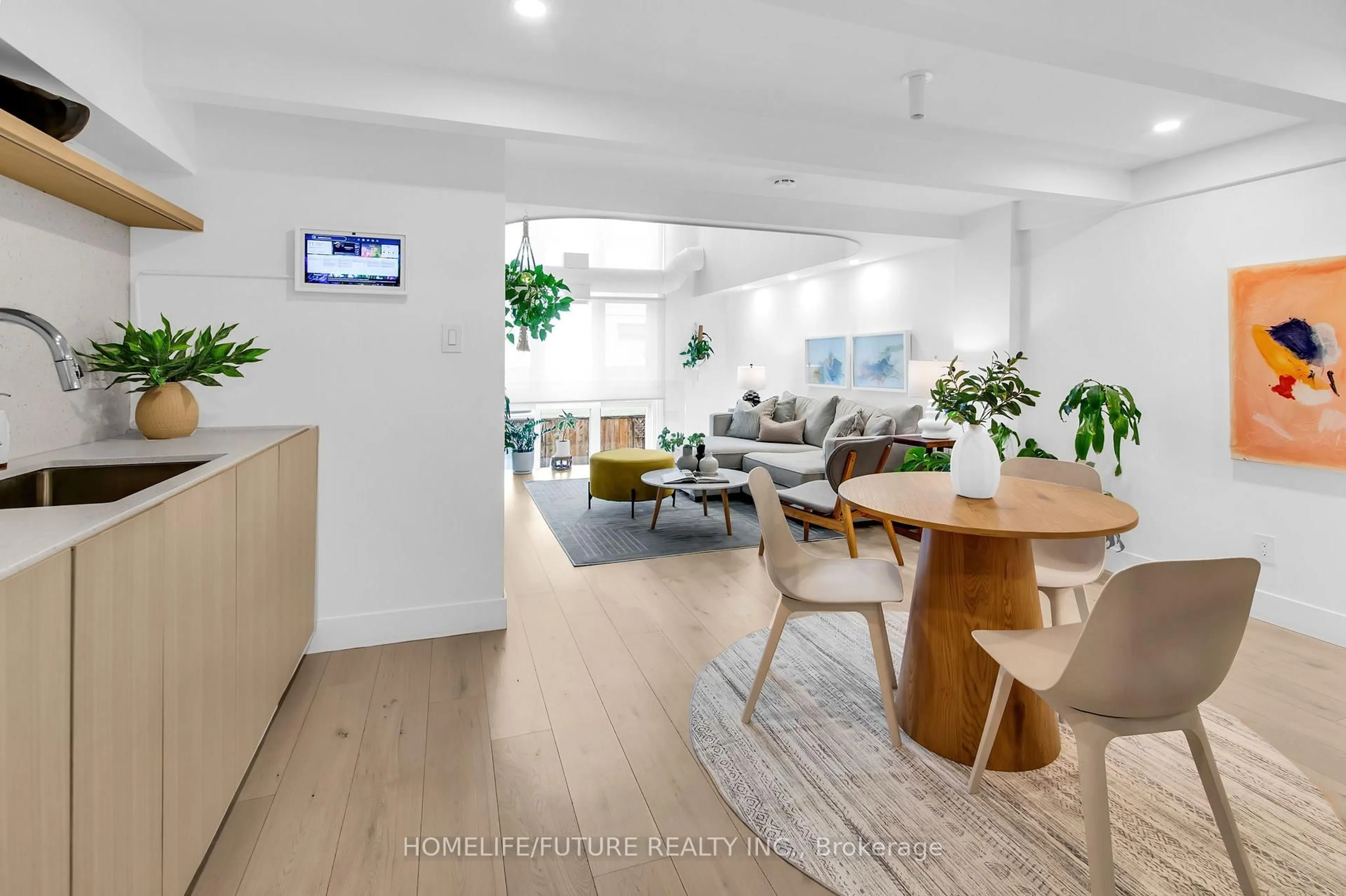 Unknown for 660 Pape Ave #102, Toronto Ontario M4K 3S5