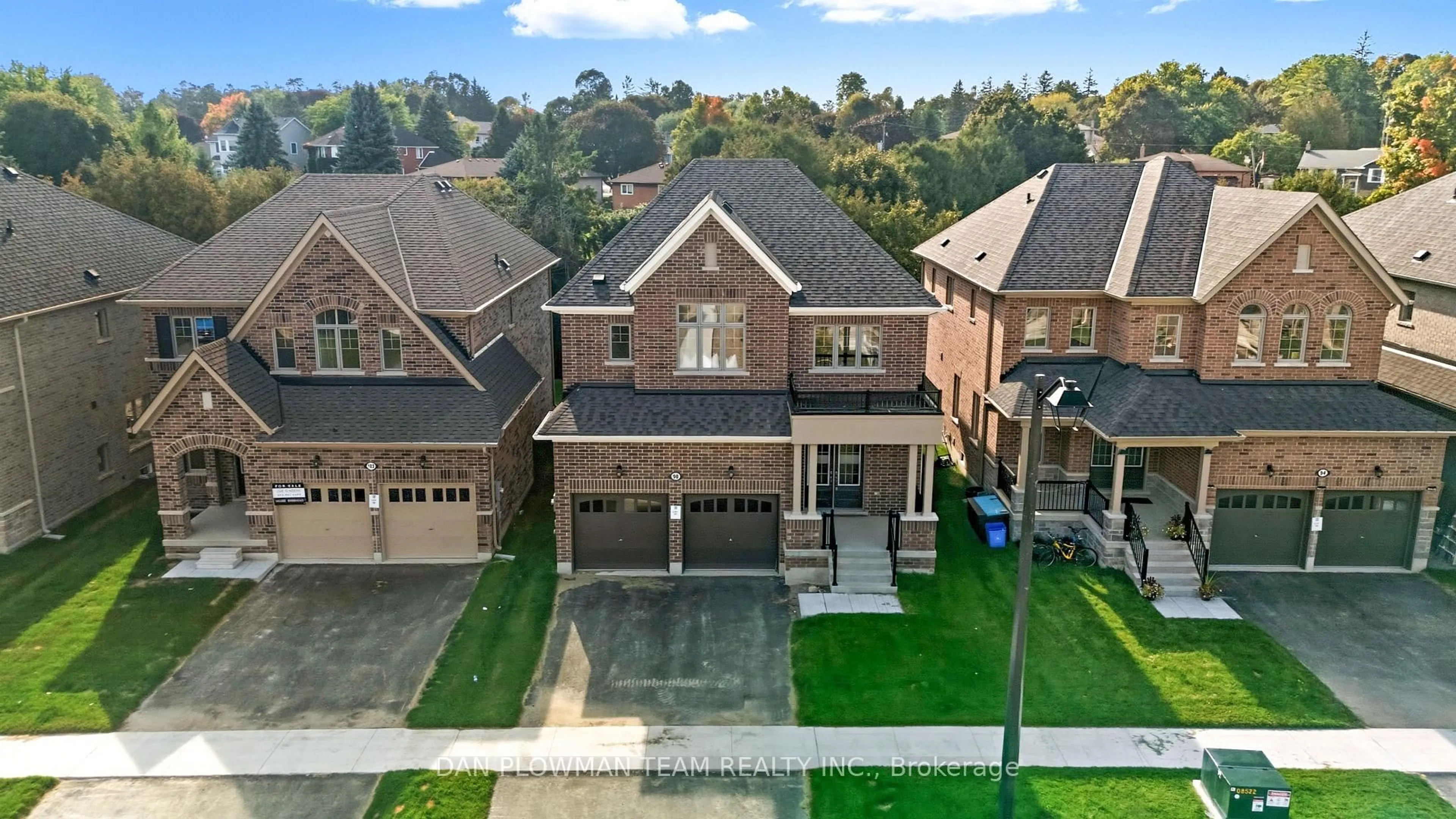 A pic from outside/outdoor area/front of a property/back of a property/a pic from drone, street for 98 North Garden Blvd, Scugog Ontario L9L 2C7