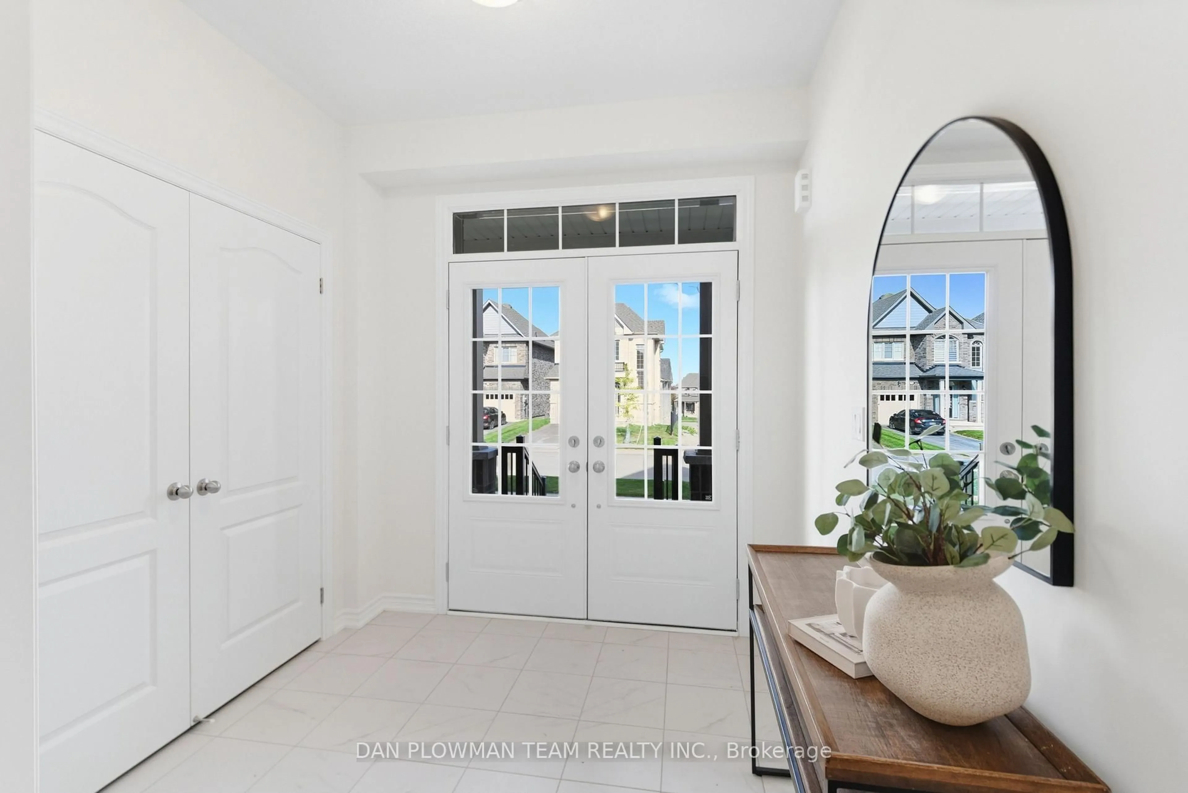 Indoor entryway for 98 North Garden Blvd, Scugog Ontario L9L 2C7