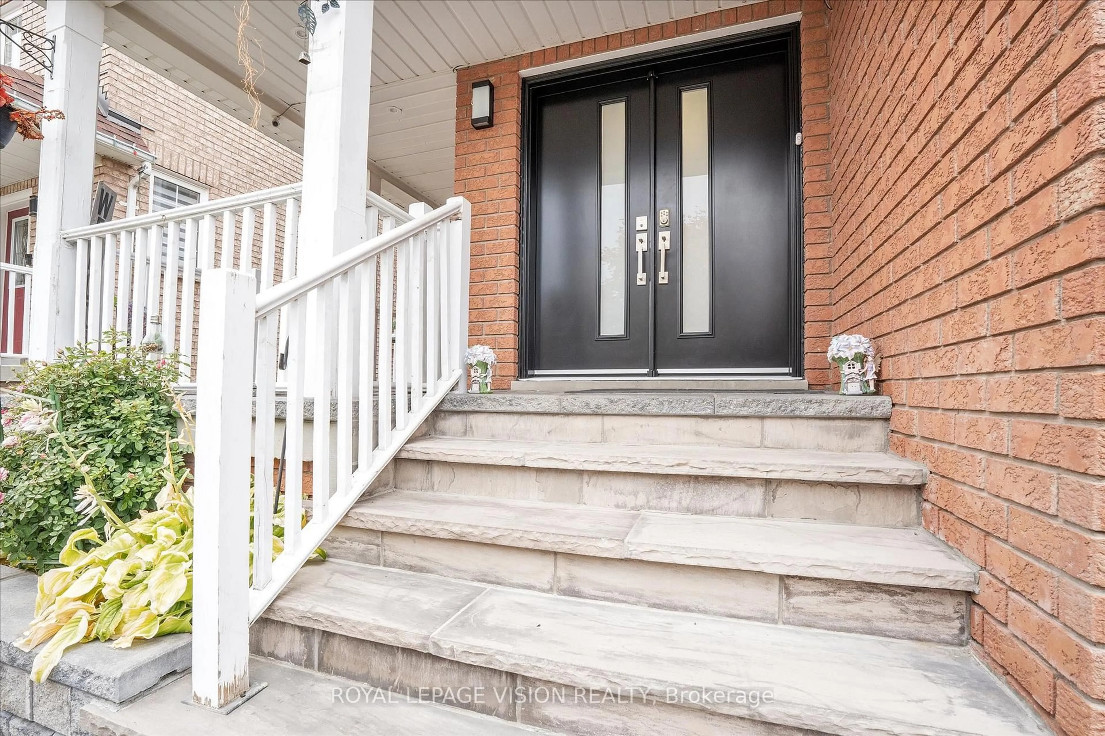 Indoor entryway for 1330 Aldergrove Dr, Oshawa Ontario L1K 2Y6