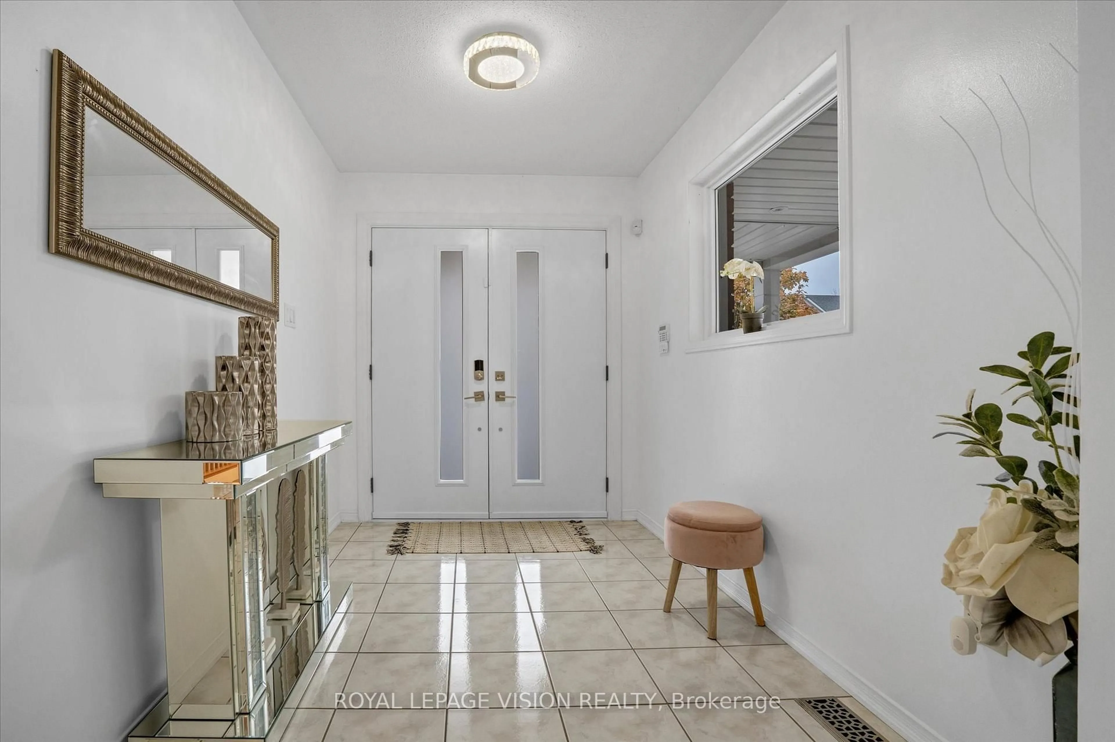 Indoor entryway for 1330 Aldergrove Dr, Oshawa Ontario L1K 2Y6