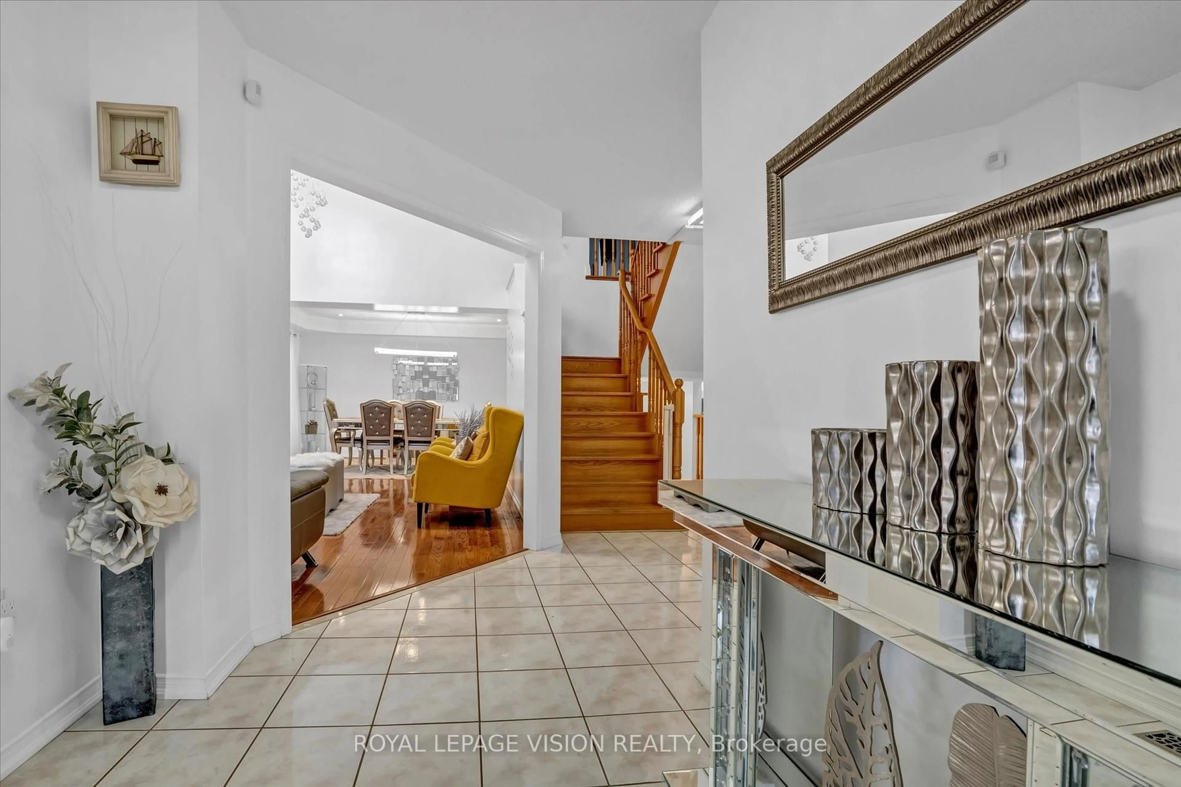 Indoor foyer for 1330 Aldergrove Dr, Oshawa Ontario L1K 2Y6