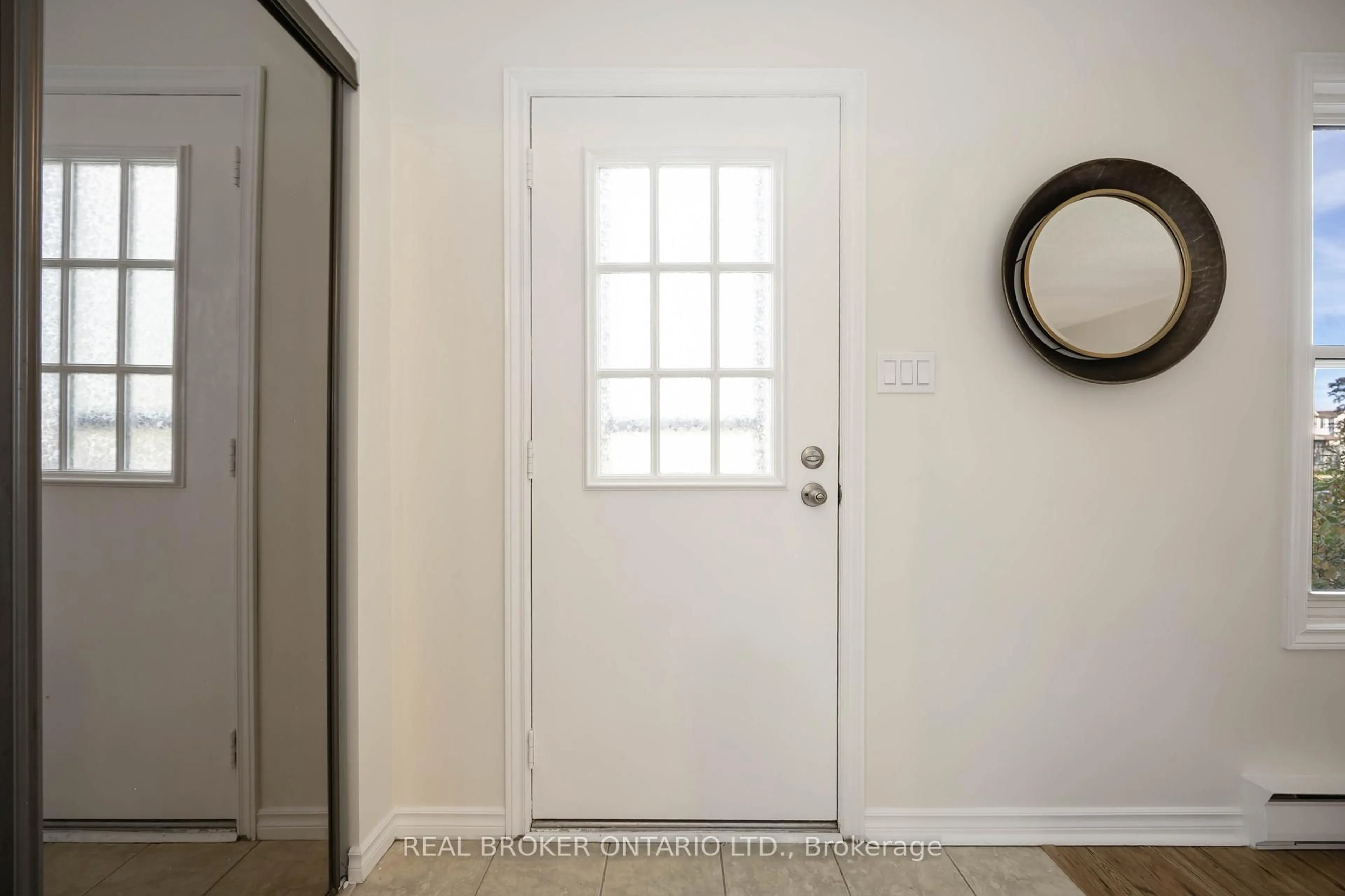 Indoor entryway for 602 Dorchester Dr, Oshawa Ontario L1J 6L5