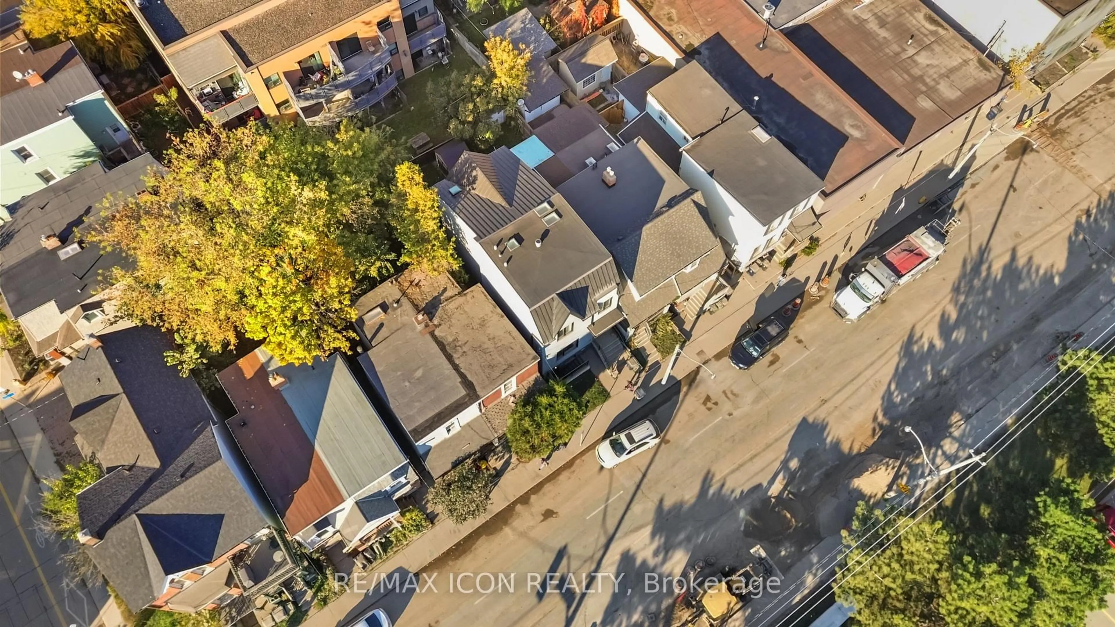 A pic from outside/outdoor area/front of a property/back of a property/a pic from drone, city buildings view from balcony for 898 Eastern Ave, Toronto Ontario M4L 1A4