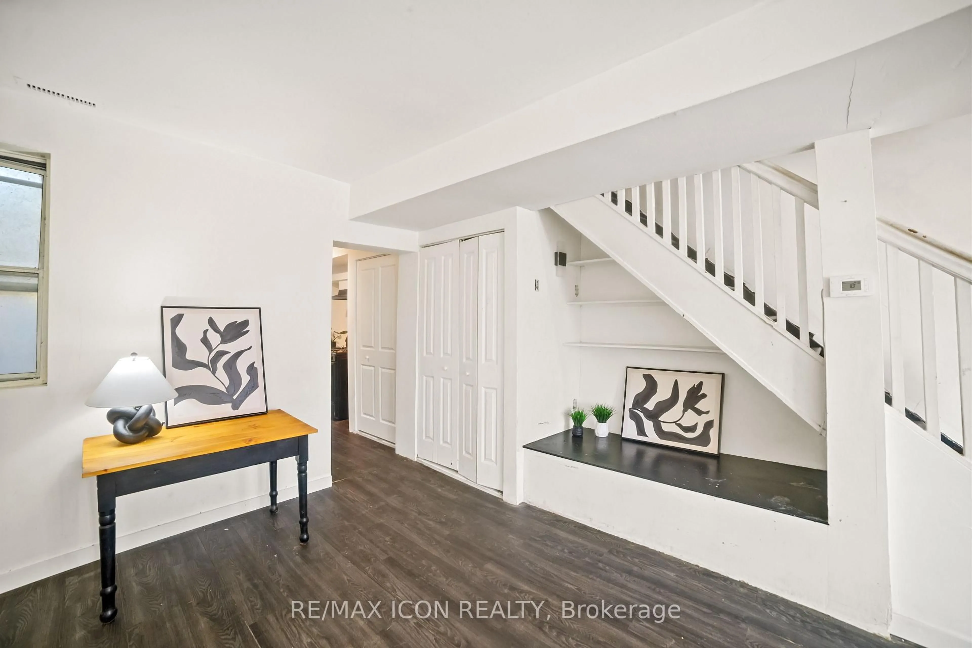 Indoor entryway for 898 Eastern Ave, Toronto Ontario M4L 1A4