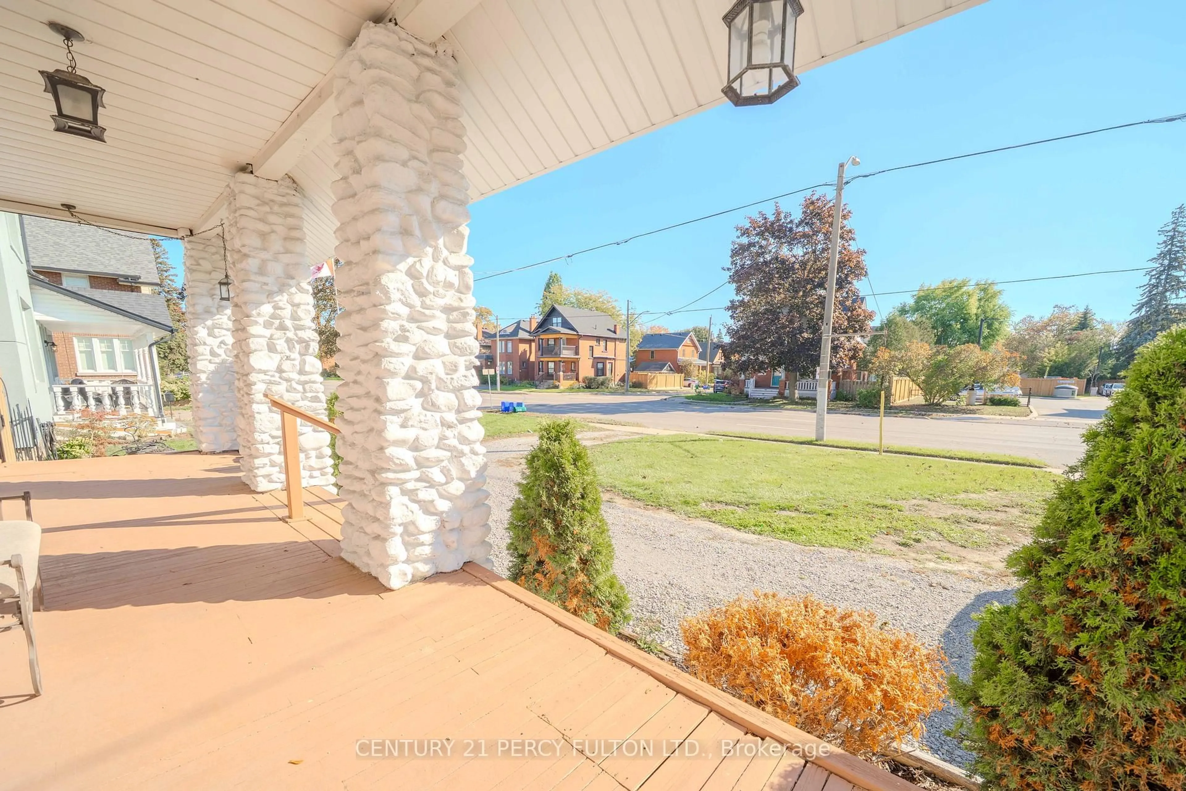 Patio, street for 296 King St, Oshawa Ontario L1H 1C8