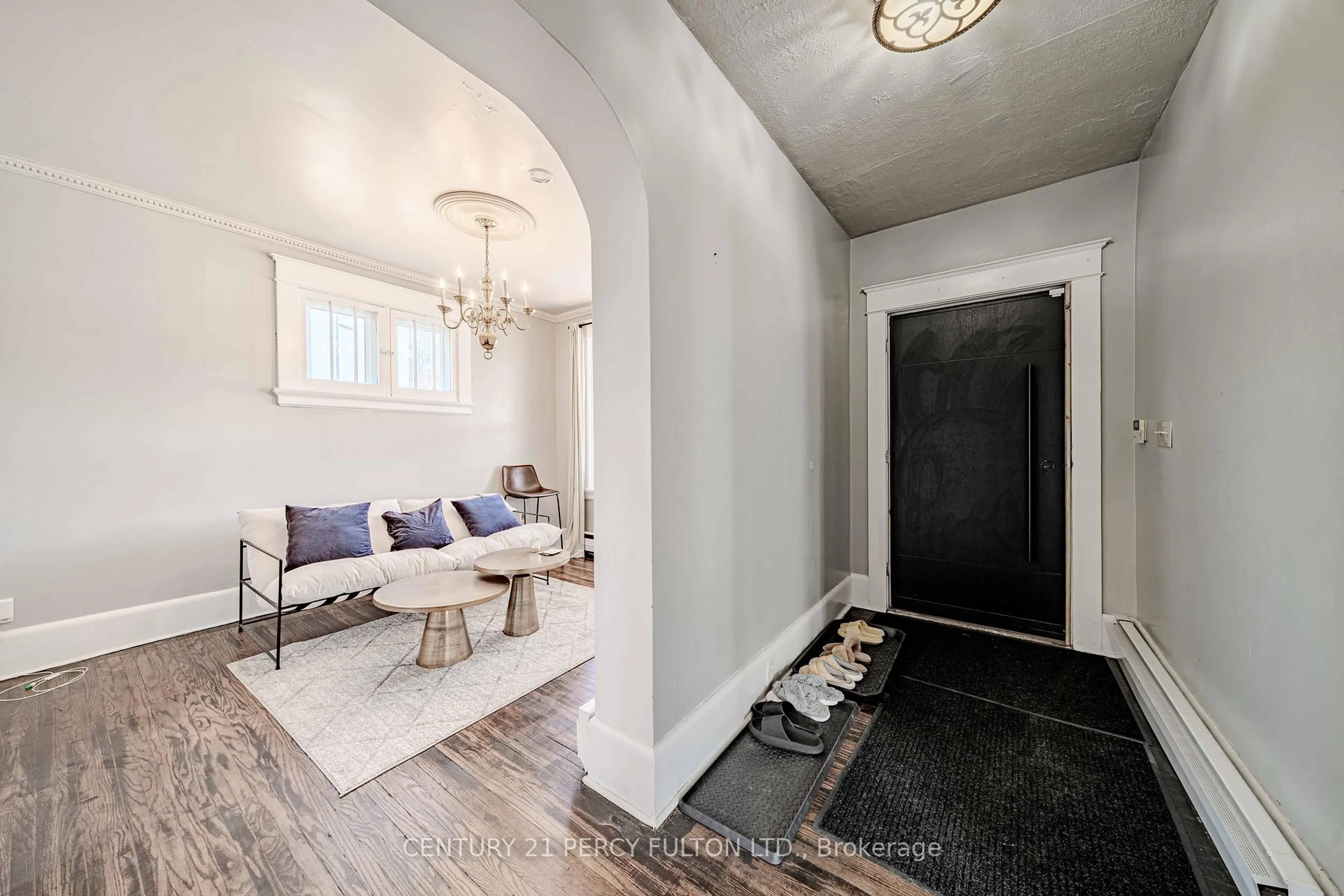 Indoor entryway for 296 King St, Oshawa Ontario L1H 1C8