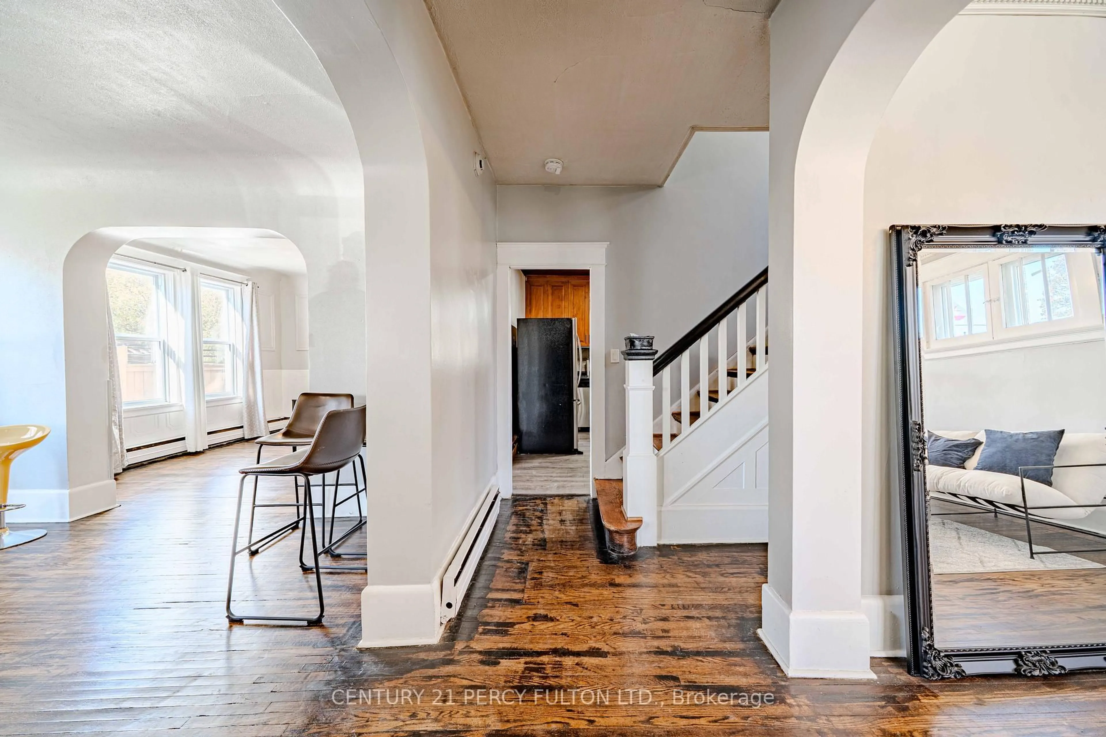 Indoor entryway for 296 King St, Oshawa Ontario L1H 1C8