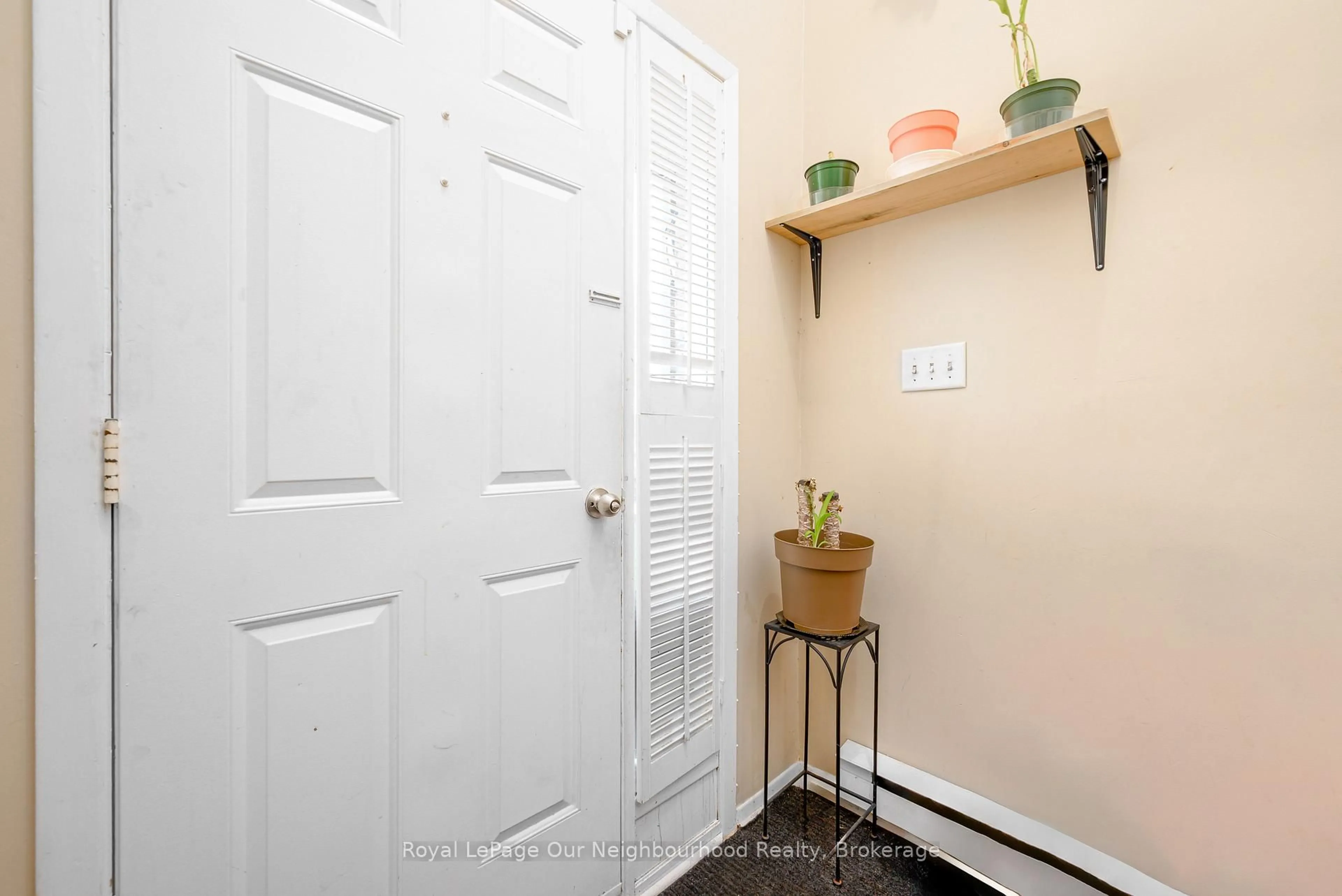 Indoor entryway for 1306 Valley Dr, Oshawa Ontario L1J 7J7