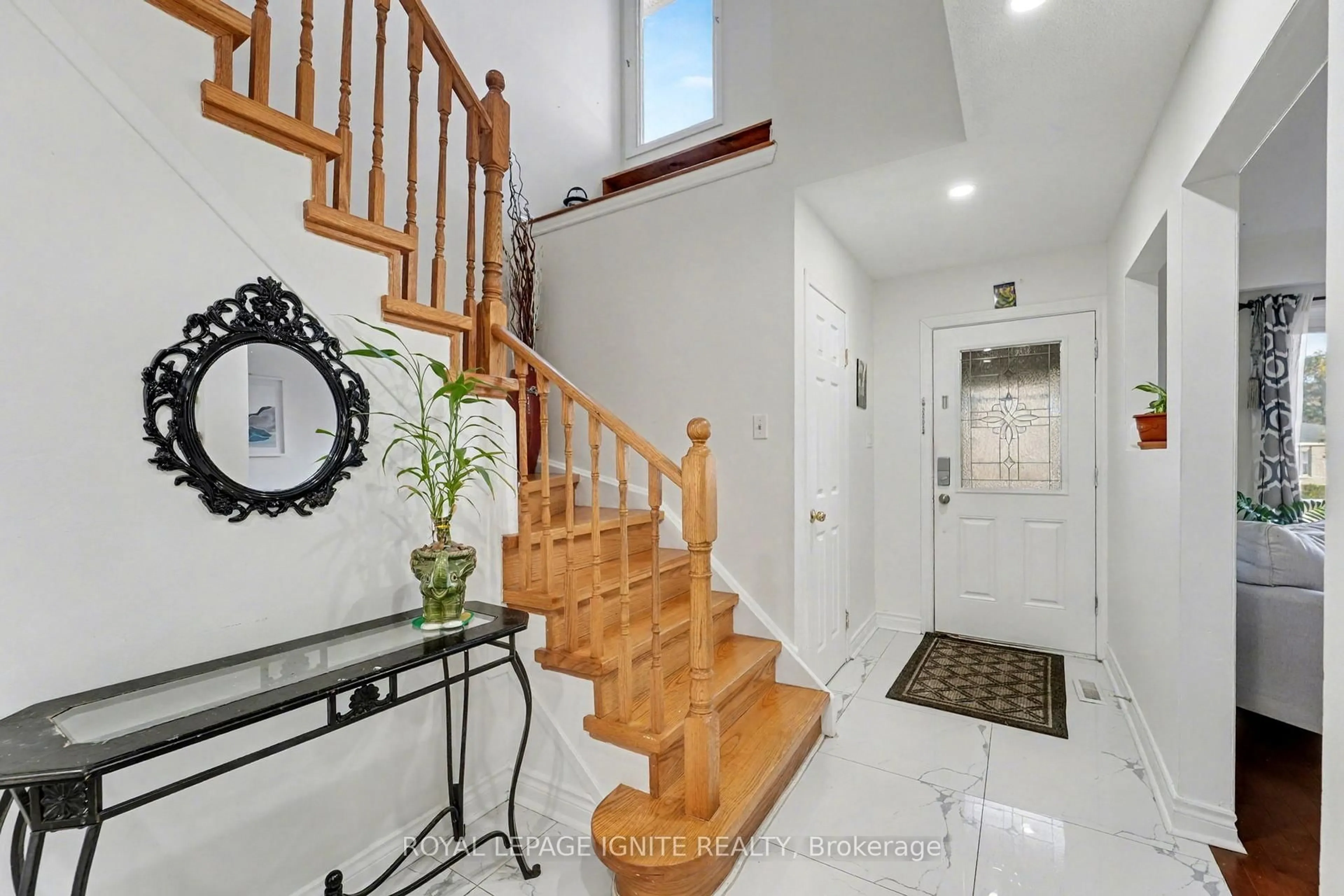 Indoor entryway for 20 John Stoner Dr, Toronto Ontario M1B 3A3