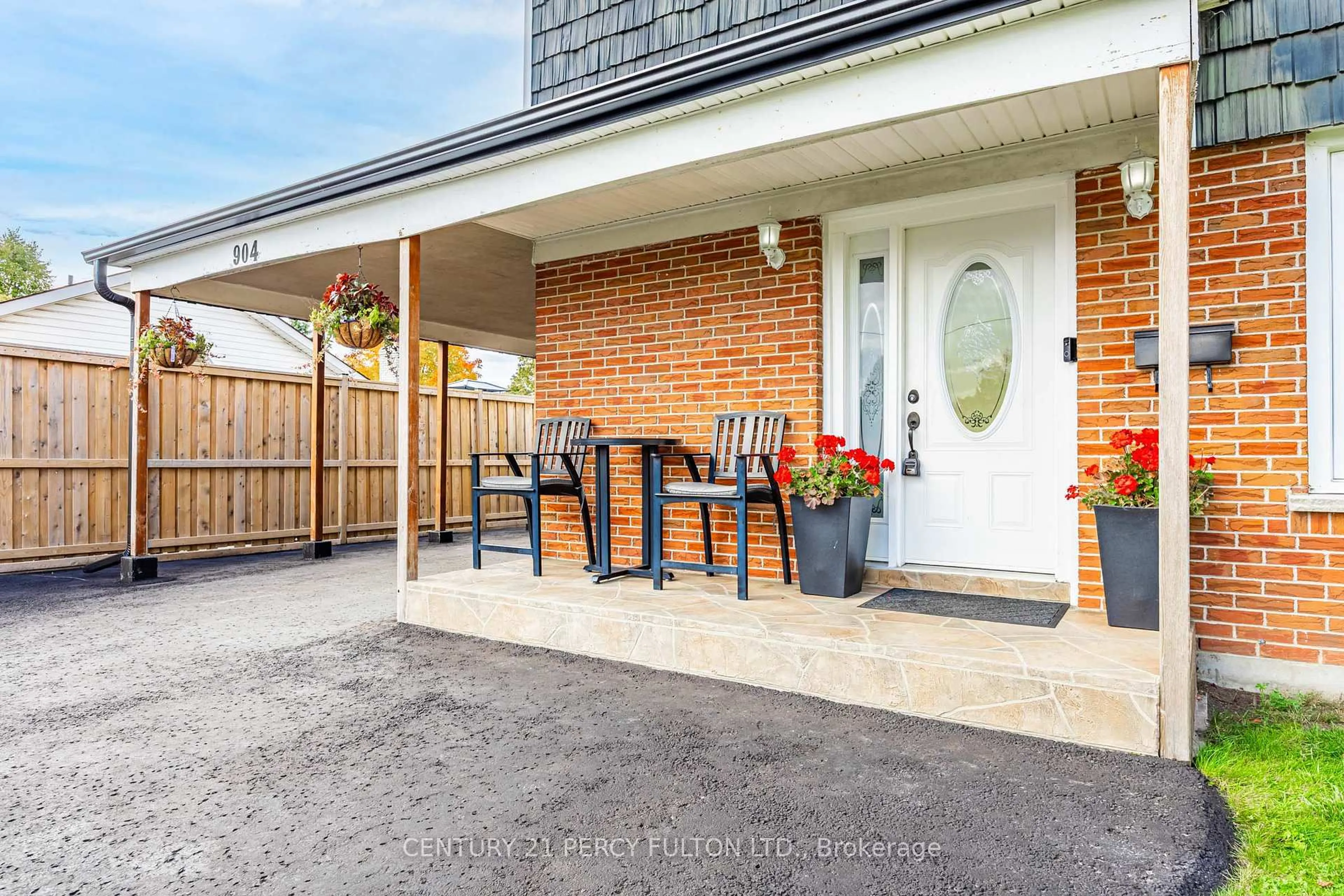 Patio, street for 904 Somerville St, Oshawa Ontario L1G 4J7