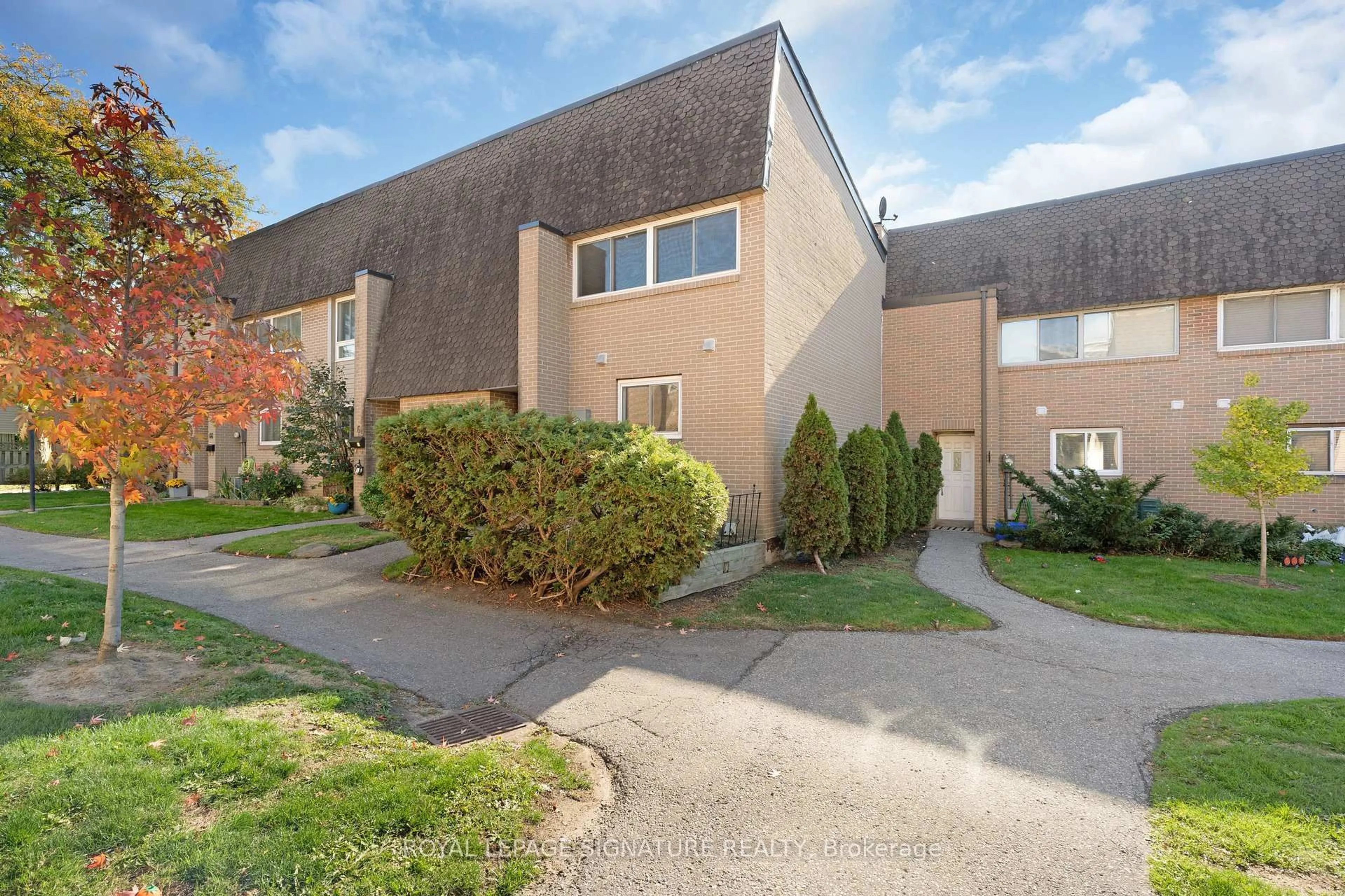 A pic from outside/outdoor area/front of a property/back of a property/a pic from drone, street for 1235 Radom St #64, Pickering Ontario L1W 1J3