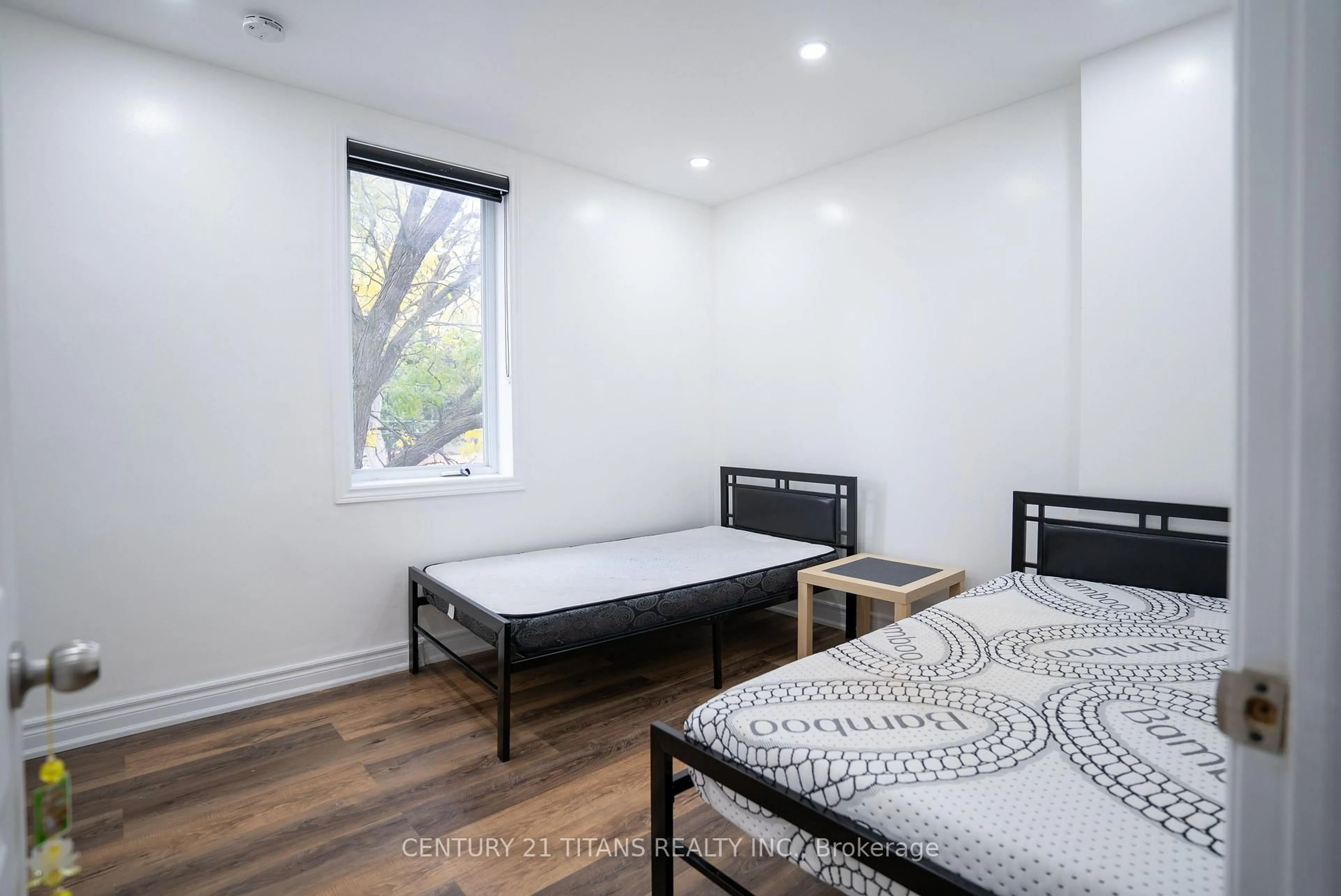 A pic of a room for 115 ritson Rd, Oshawa Ontario L1H 5H4