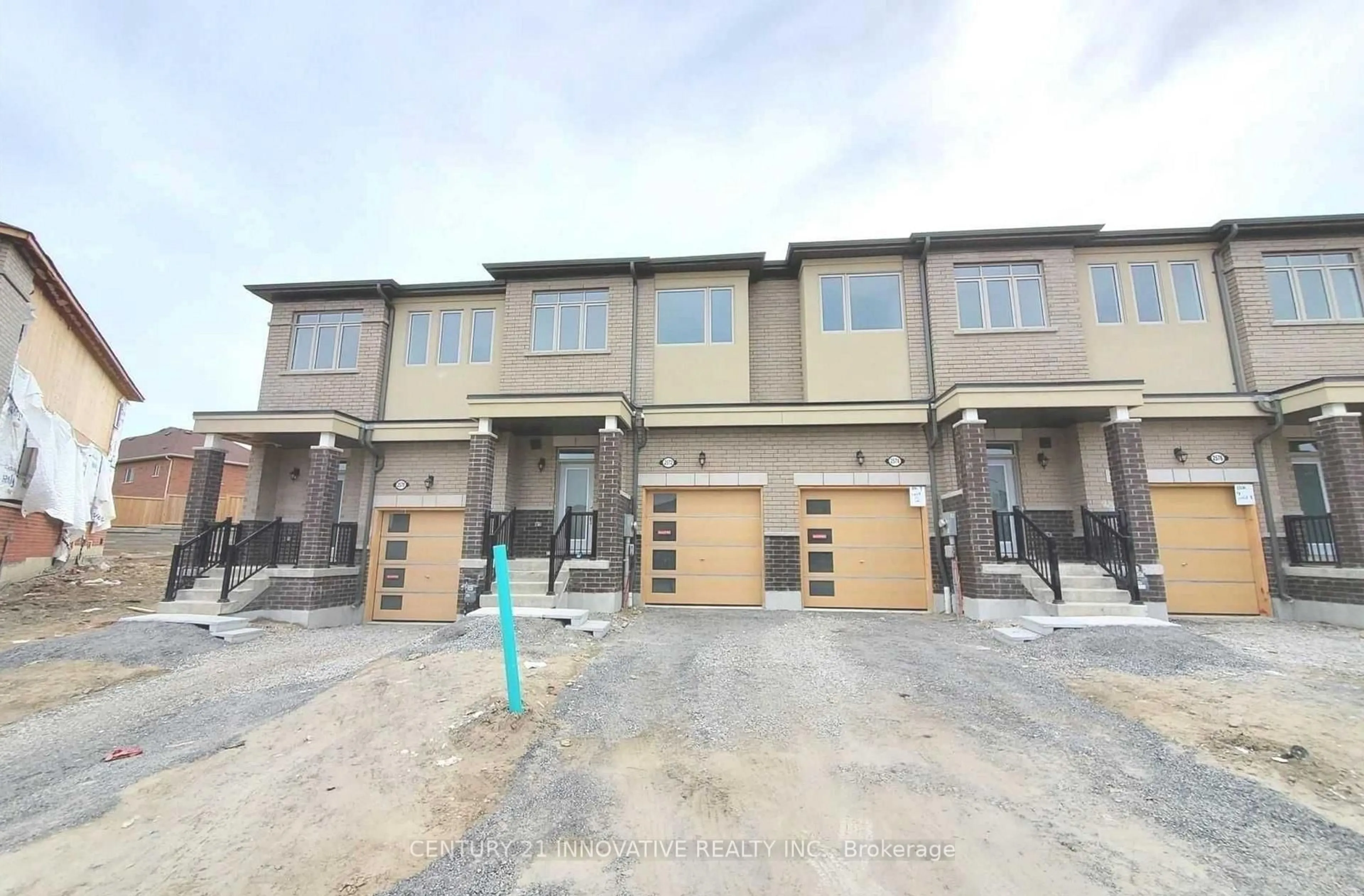 A pic from outside/outdoor area/front of a property/back of a property/a pic from drone, street for 2572 Winter Words Dr, Oshawa Ontario L1H 7K4