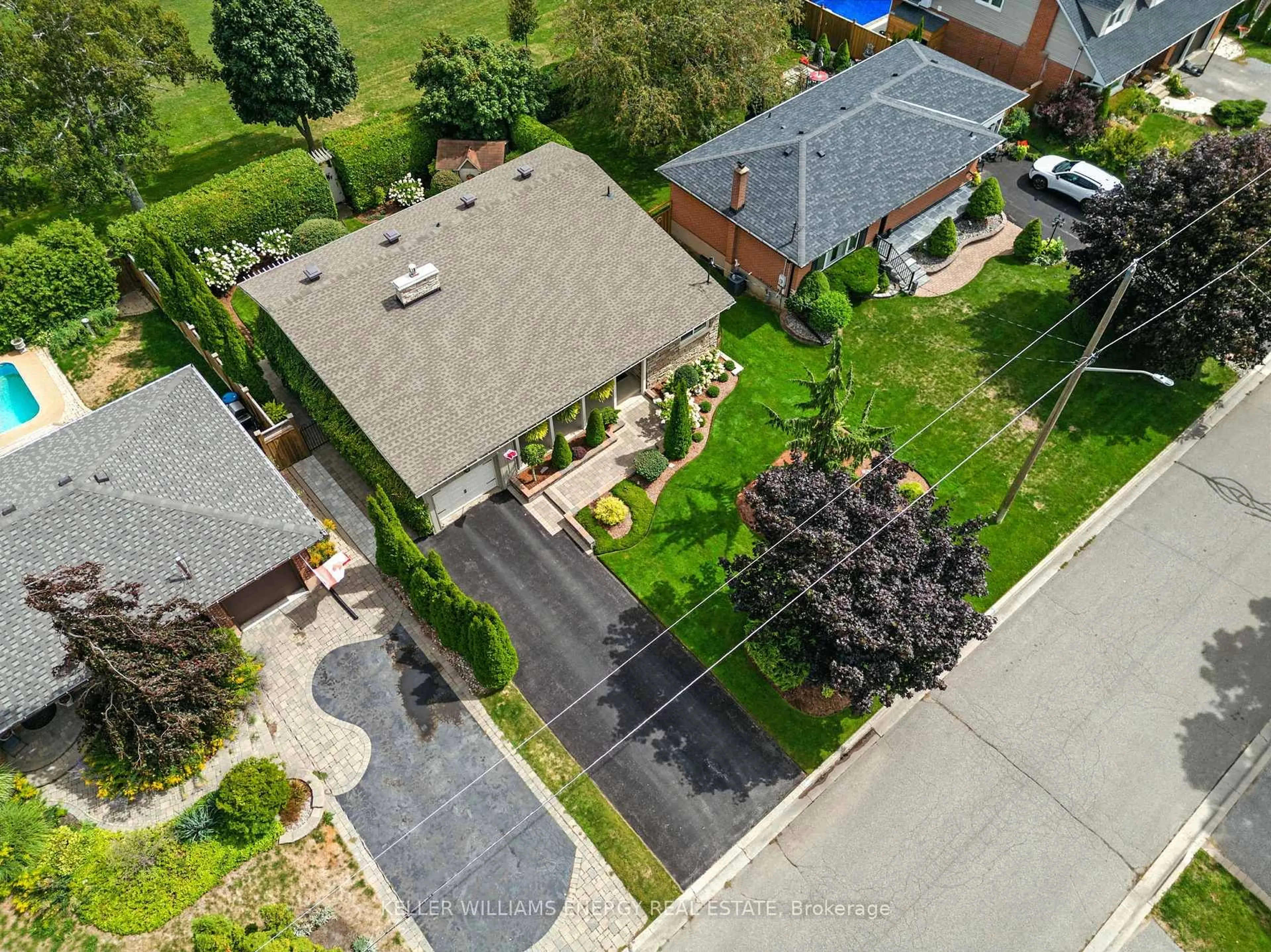 A pic from outside/outdoor area/front of a property/back of a property/a pic from drone, street for 839 Glenbrae St, Oshawa Ontario L1J 5E2