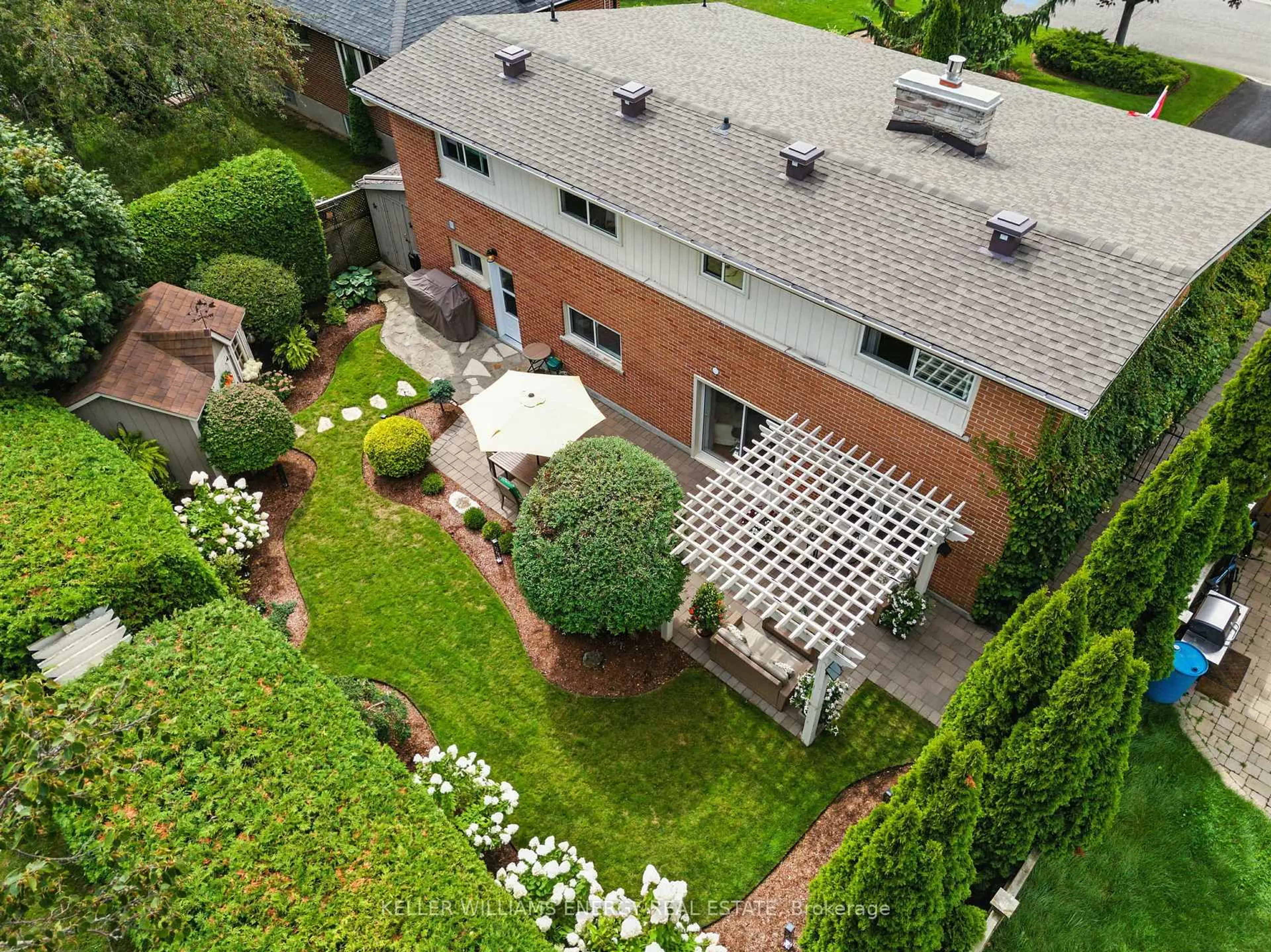 A pic from outside/outdoor area/front of a property/back of a property/a pic from drone, street for 839 Glenbrae St, Oshawa Ontario L1J 5E2