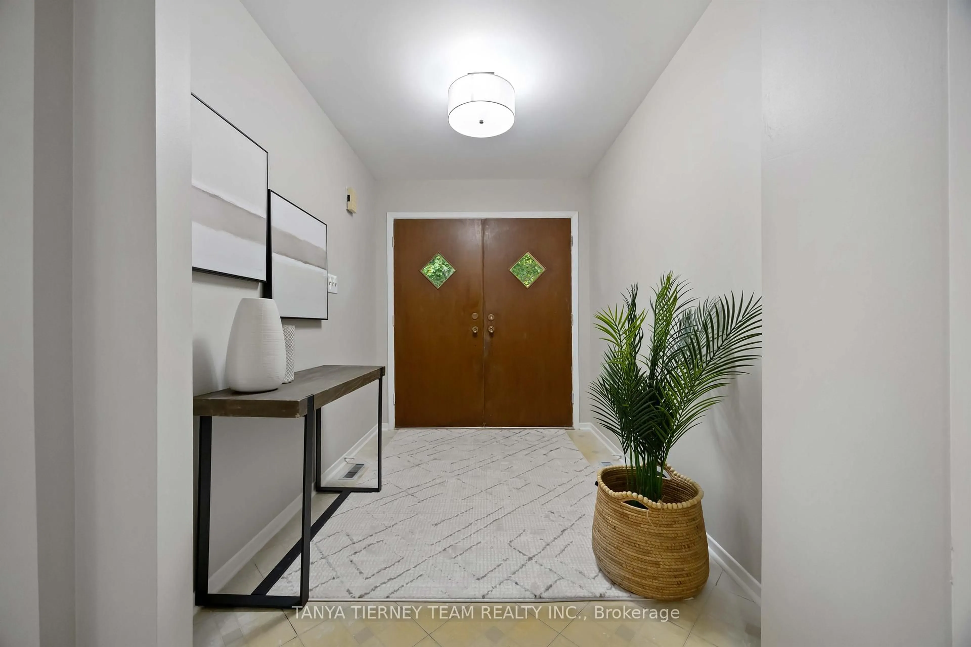 Indoor entryway for 54 Chester Cres, Scugog Ontario L9L 1K7