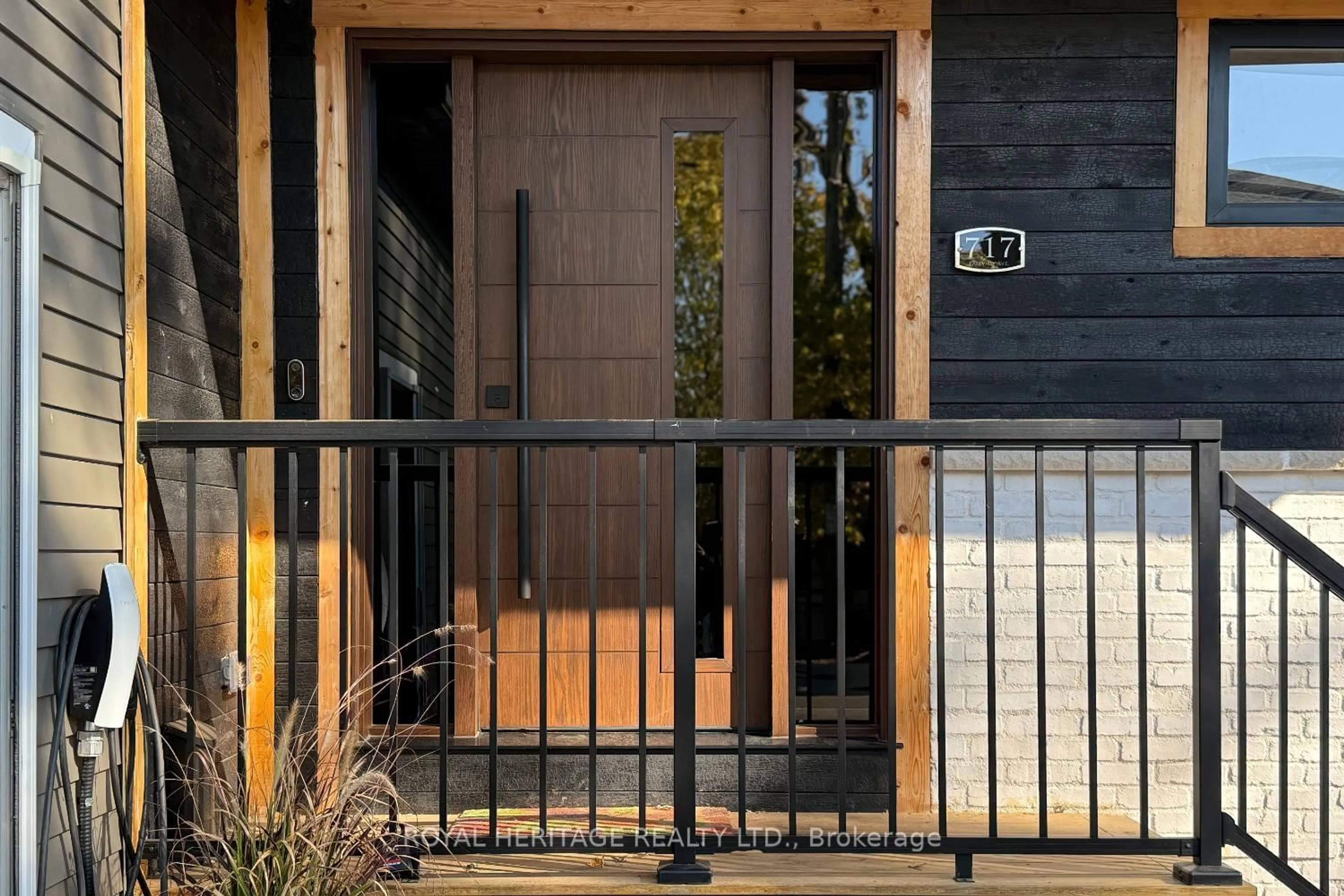 Indoor entryway for 717 Fairview Ave, Pickering Ontario L1W 1M6