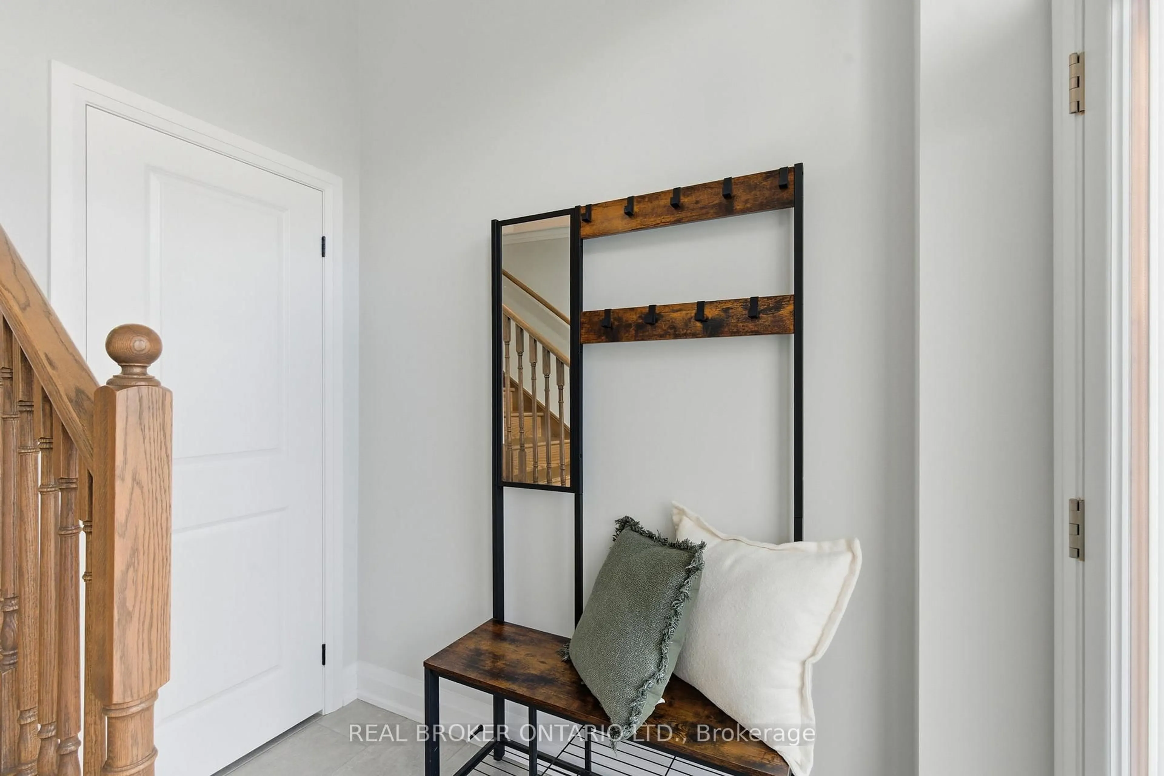 Indoor entryway for 2825 Albatross Way, Pickering Ontario L1X 0P6