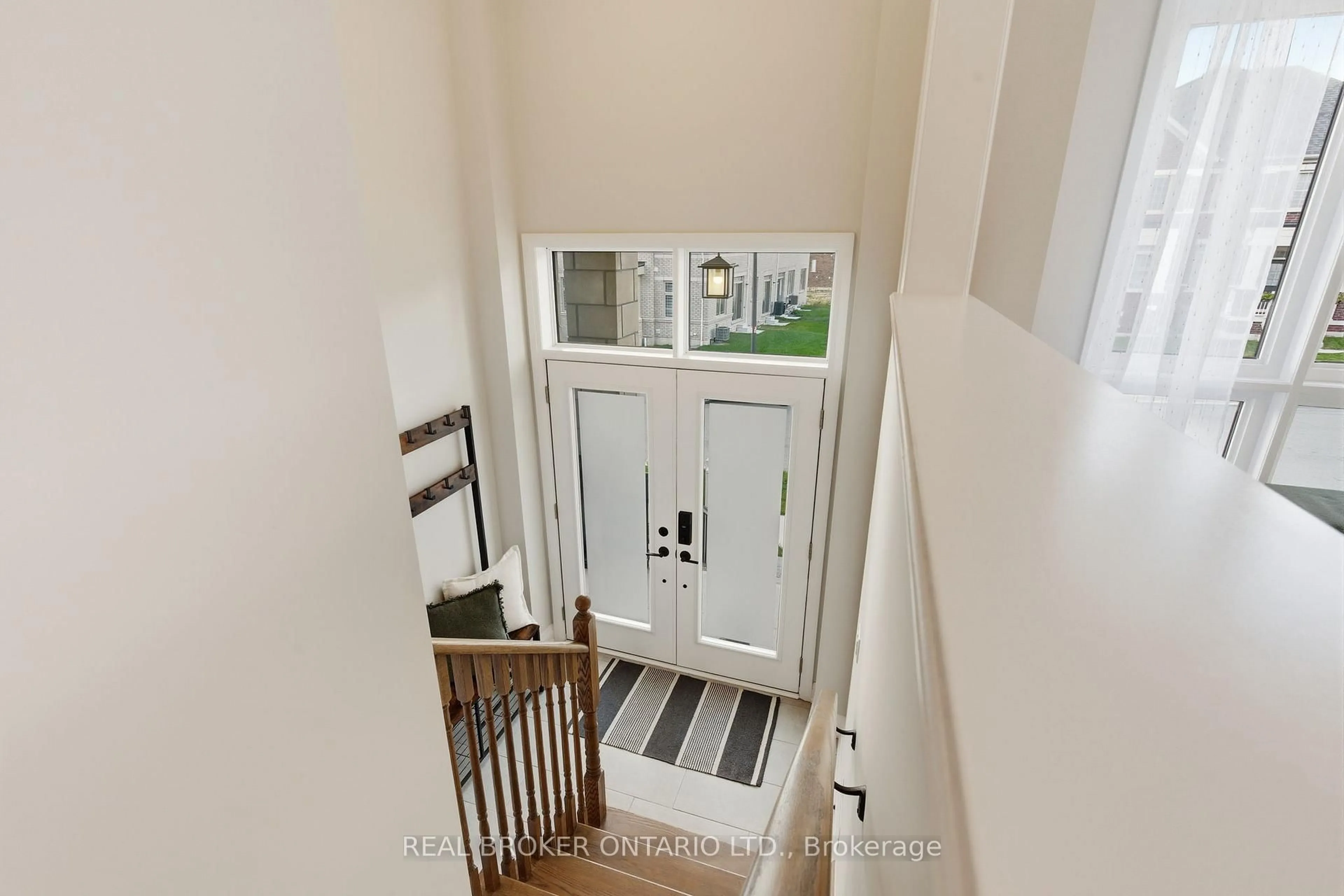 Indoor entryway for 2825 Albatross Way, Pickering Ontario L1X 0P6