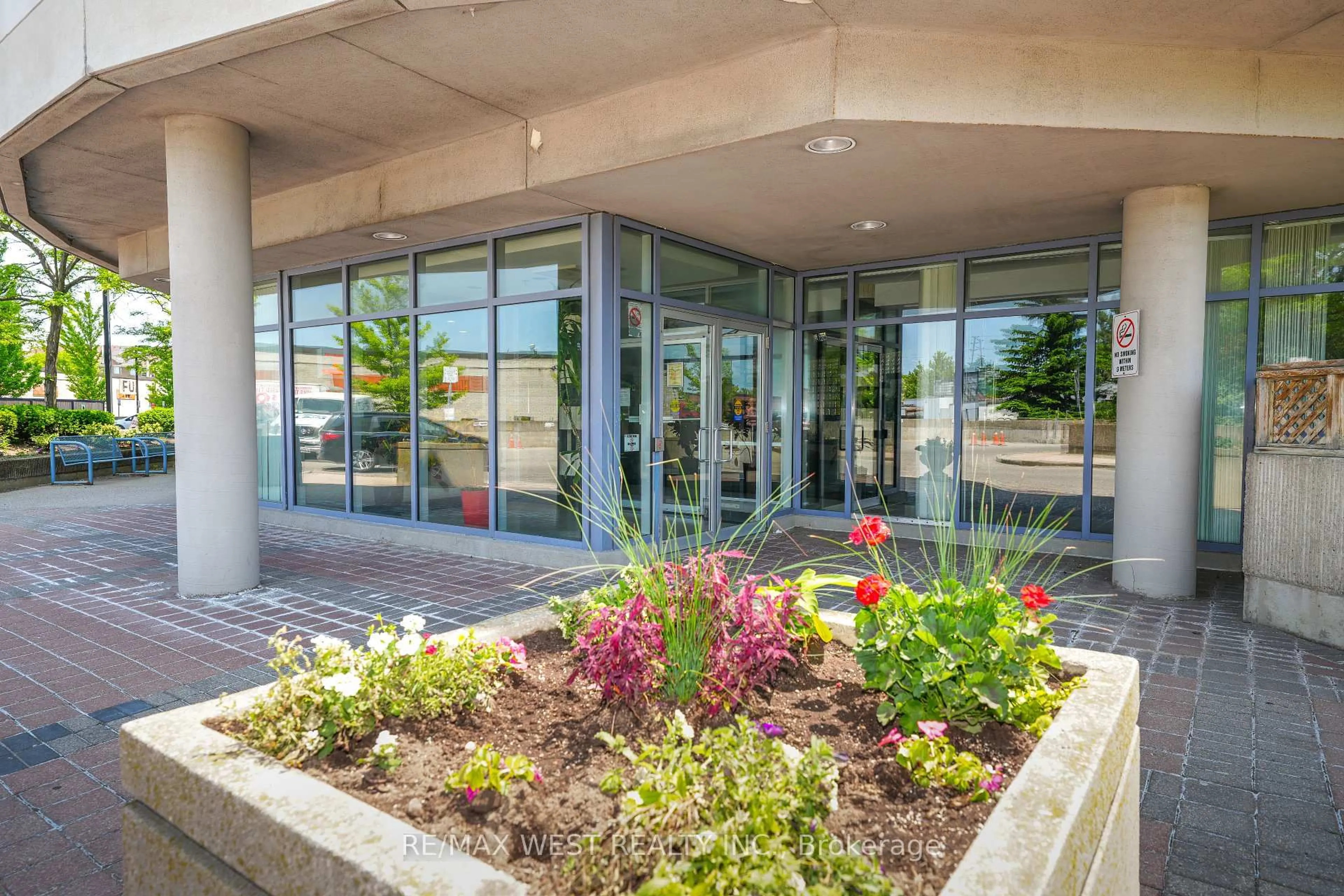 Indoor foyer for 1470 Midland Ave #608, Toronto Ontario M1P 3B9