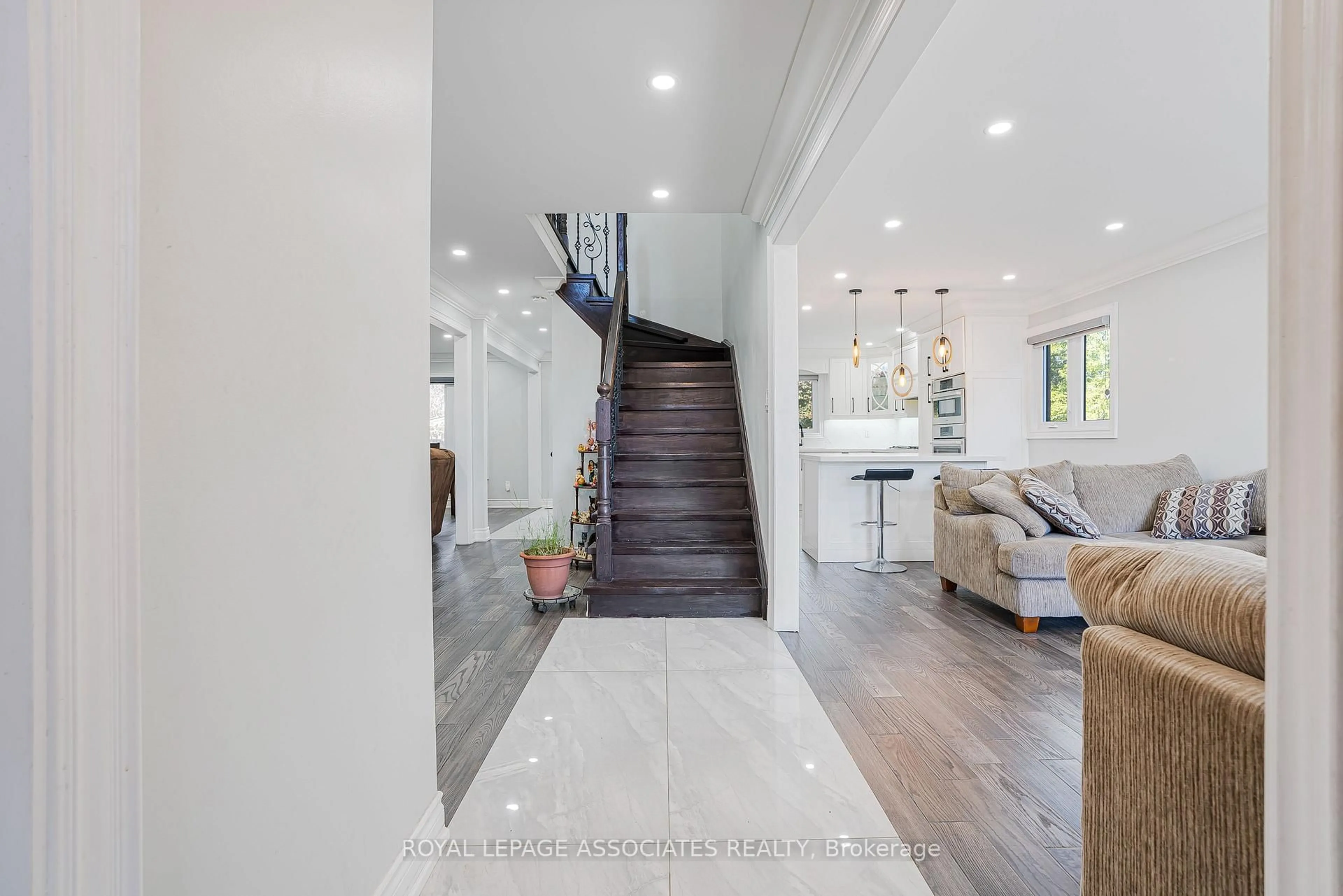 Indoor entryway for 95 Carisbrooke Sq, Toronto Ontario M1B 4M3