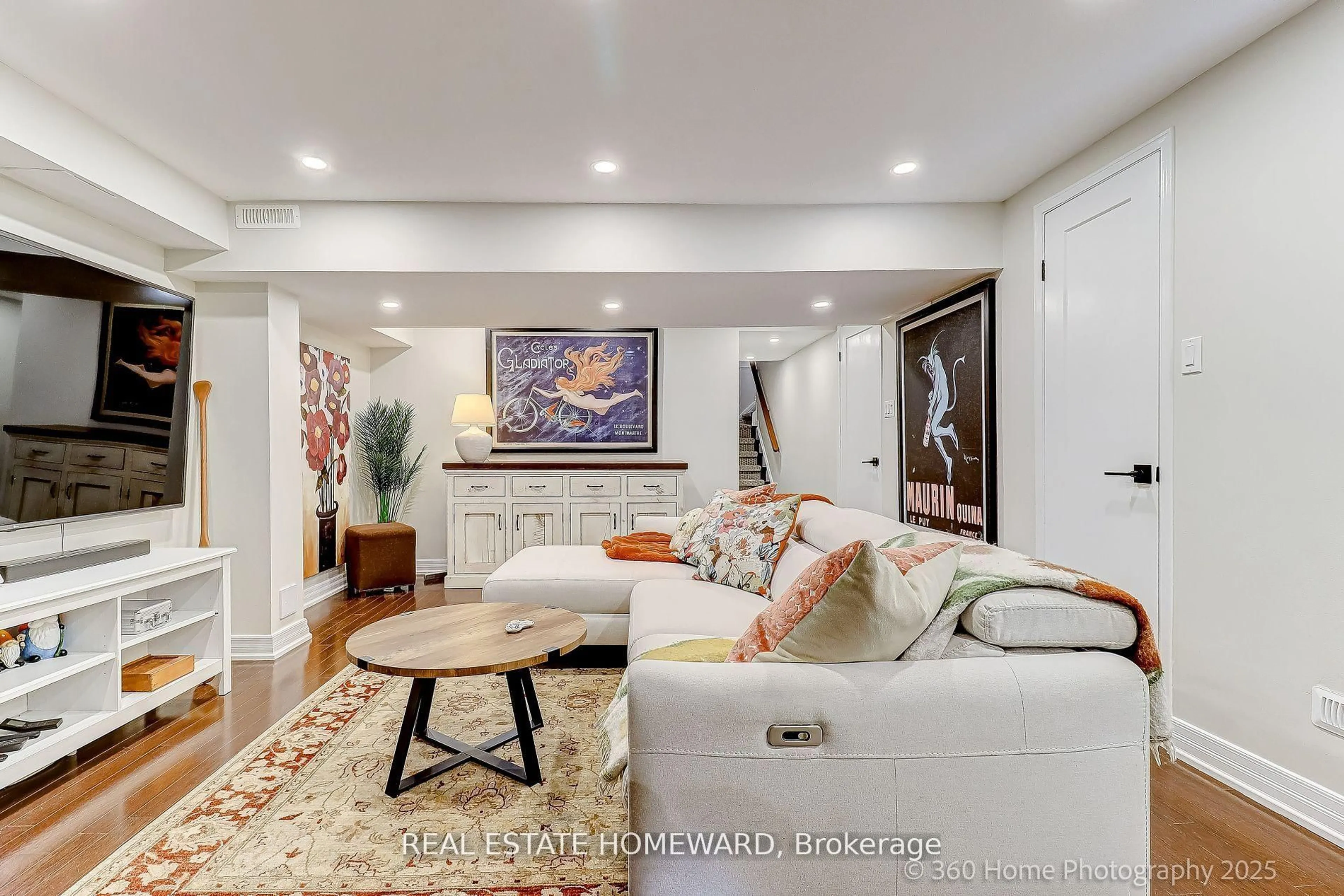 Living room with furniture, unknown for 42 Rodeo Ptwy, Toronto Ontario M1N 4C9