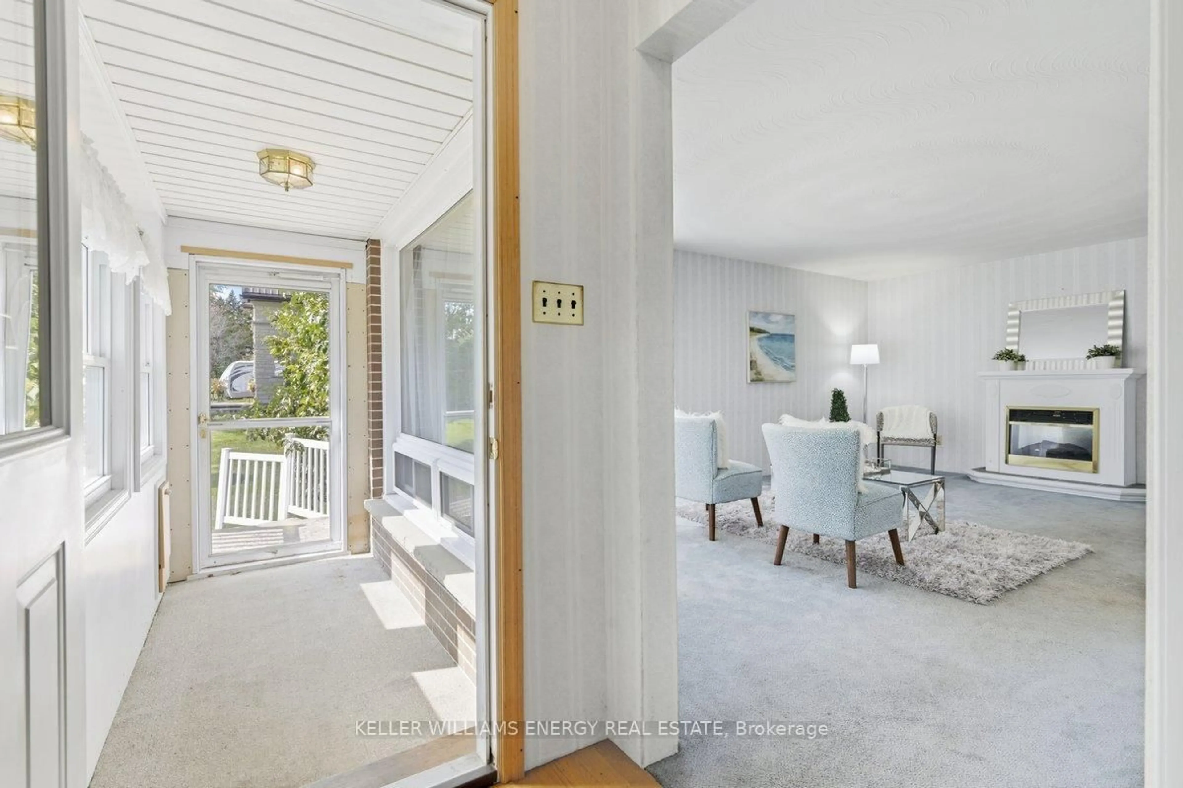 Indoor foyer for 1864 Manning Rd, Whitby Ontario L1N 3M3