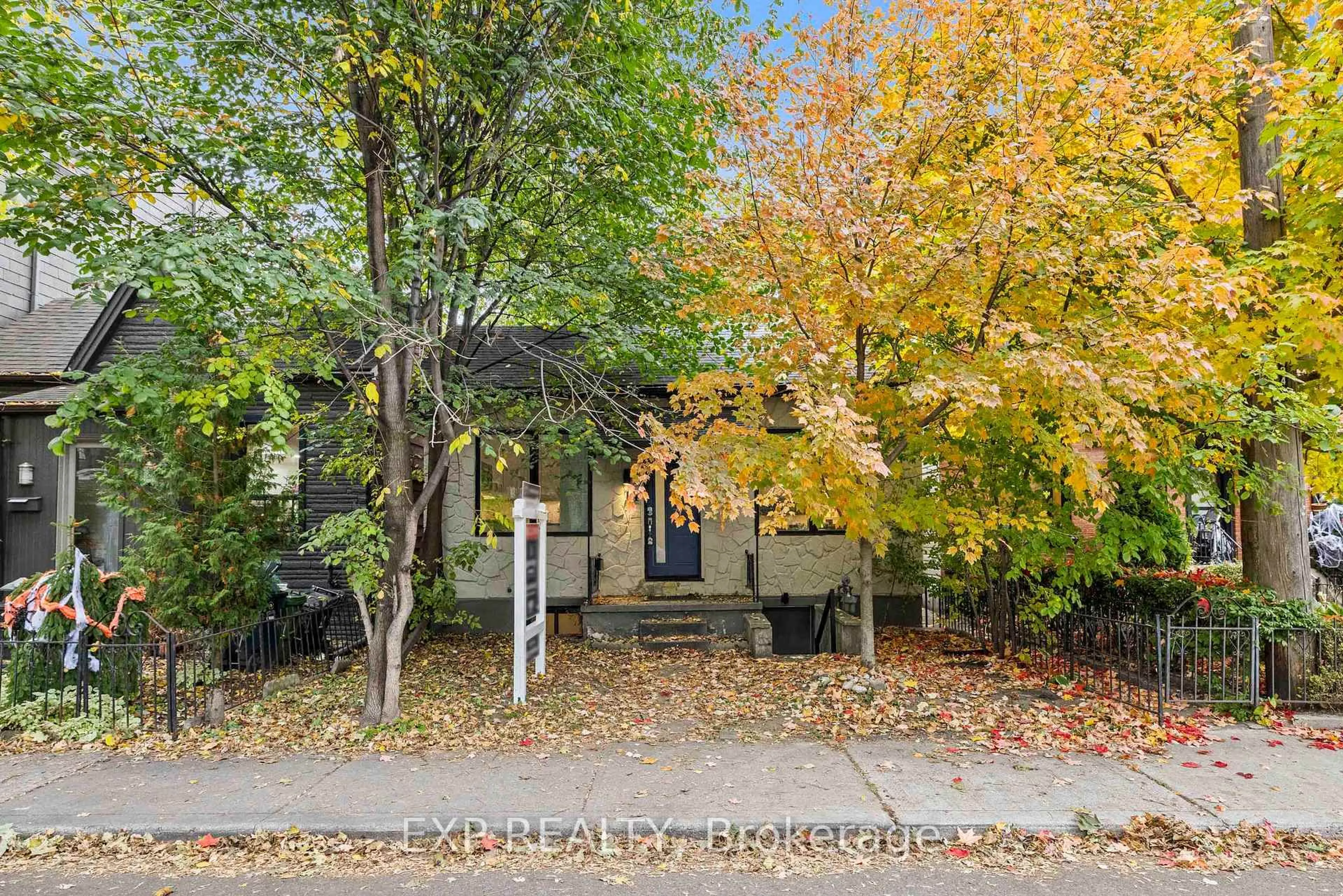 A pic from outside/outdoor area/front of a property/back of a property/a pic from drone, street for 14 Audley Ave, Toronto Ontario M4M 1P6