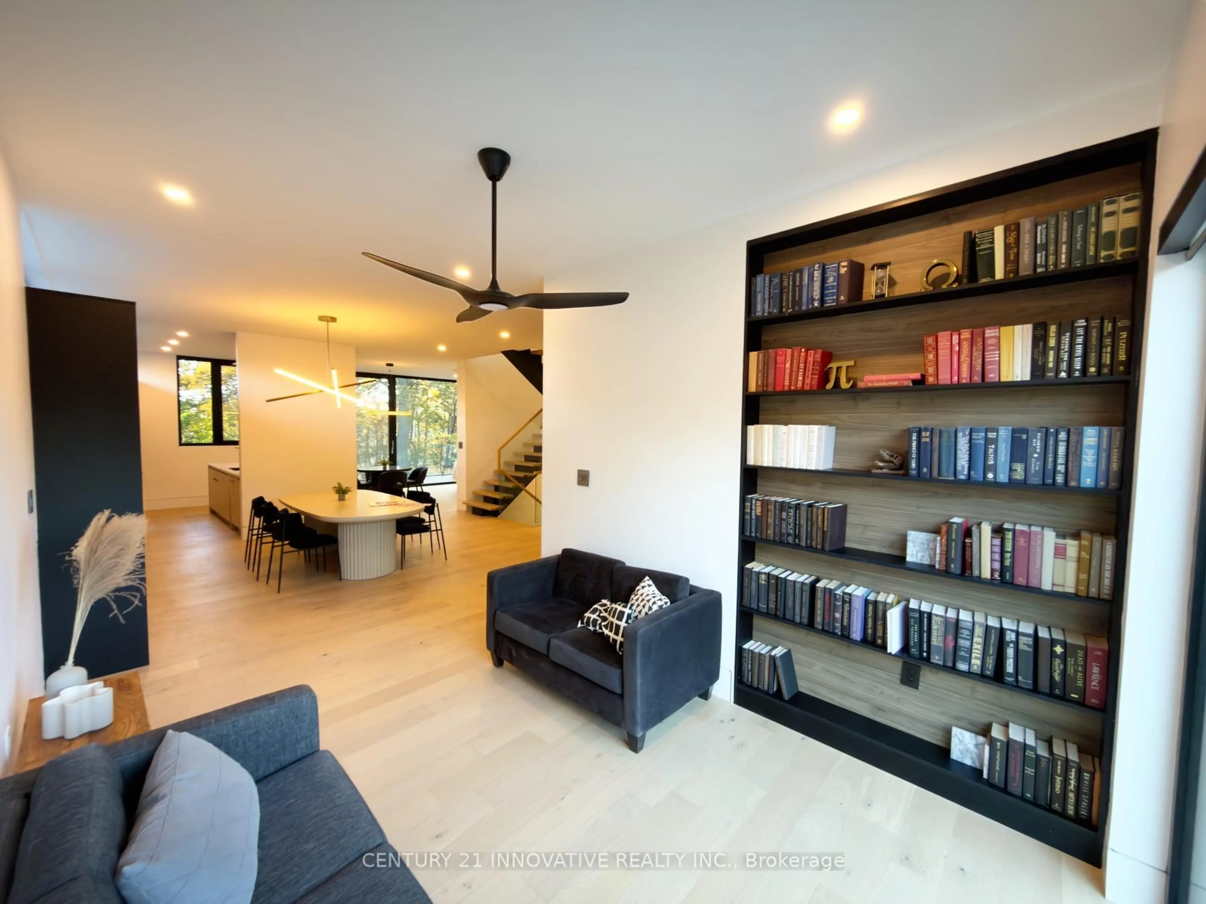 Living room with furniture, unknown for 10 Haida Crt, Toronto Ontario M1C 3L1