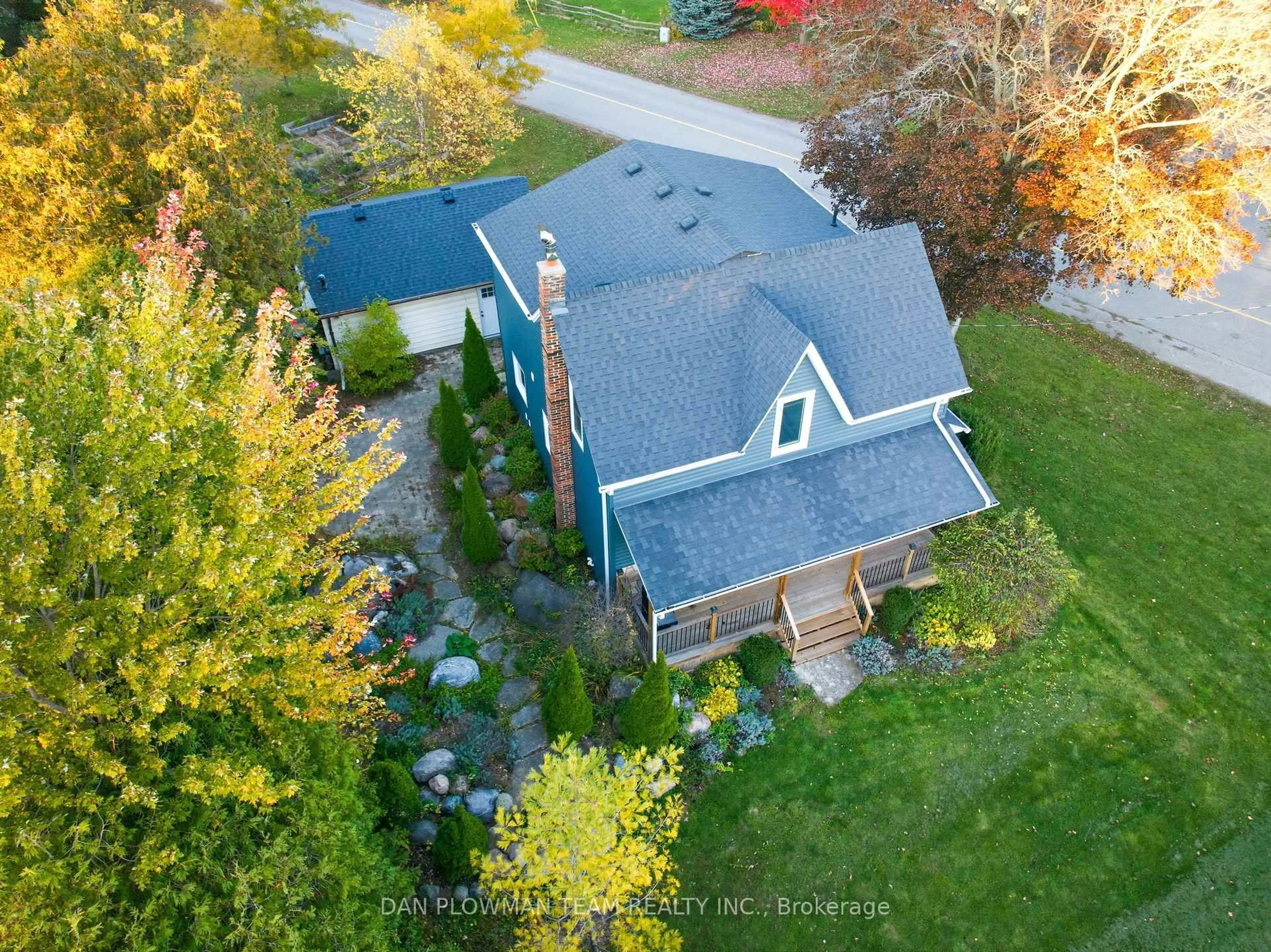 A pic from outside/outdoor area/front of a property/back of a property/a pic from drone, street for 2502 Rundle Rd, Clarington Ontario L1C 3K7