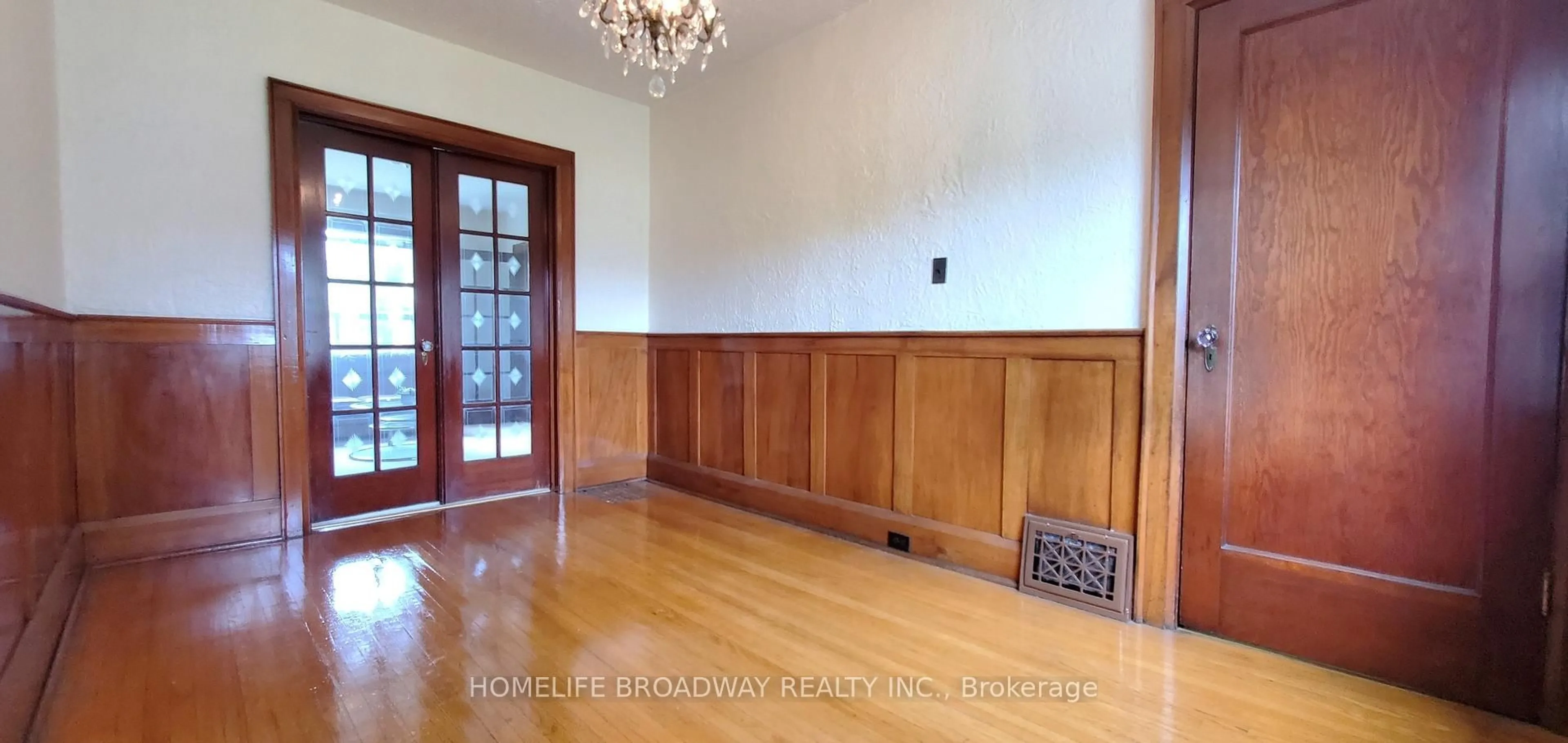 Indoor foyer for 223 Westwood Ave, Toronto Ontario M4J 2H3